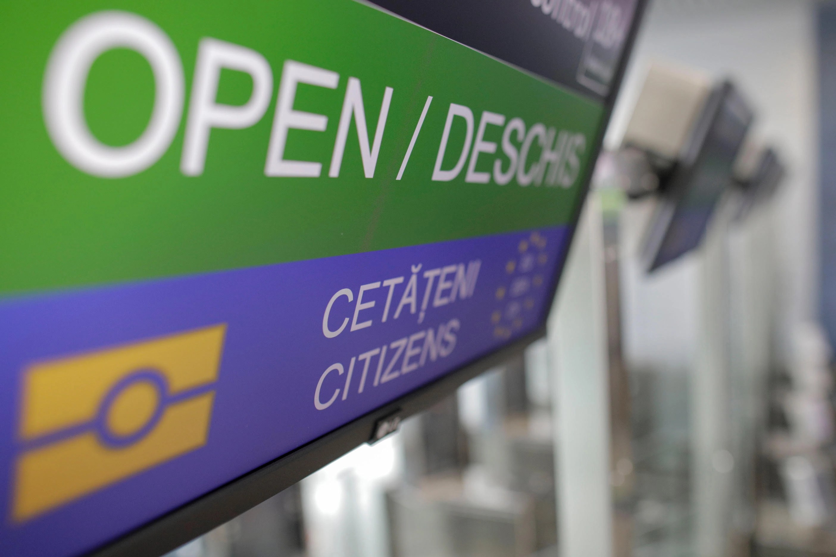 Pasageri români coborând din avion pe Aeroportul Otopeni în noaptea aterizării celui de-al doilea zbor charter pentru repatriere români Orientul Mijlociu cu sprijin consular Egipt. | sursa foto: Stiri pe Surse Pasageri români coborând din avion pe Aeroportul Otopeni în noaptea aterizării celui de-al doilea zbor charter pentru repatriere români Orientul Mijlociu cu sprijin consular Egipt. | sursa foto: Stiri pe Surse