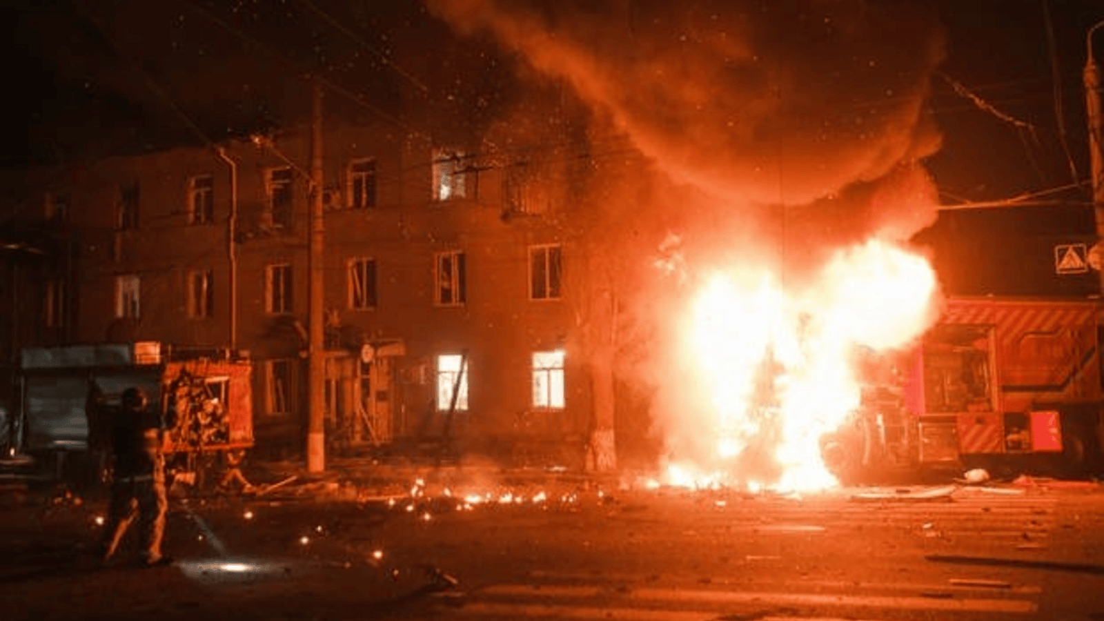 Clădiri avariate în urma atacului rusesc Harkov, cu incendii Harkov vizibile și echipe de salvare lângă victime Chuhuiv în noaptea atacului. | sursa foto: Stiri pe Surse Clădiri avariate în urma atacului rusesc Harkov, cu incendii Harkov vizibile și echipe de salvare lângă victime Chuhuiv în noaptea atacului. | sursa foto: Stiri pe Surse