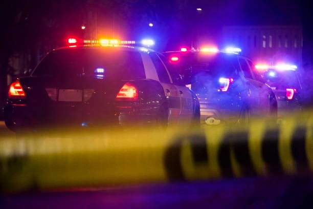 Polițiști în uniformă și echipament de intervenție în fața tribunalului din Clinton, Louisiana, la locul atacului armat SUA cu victime atac armat și anchetă poliție Louisiana în desfășurare. | sursa foto: Stiri pe Surse Polițiști în uniformă și echipament de intervenție în fața tribunalului din Clinton, Louisiana, la locul atacului armat SUA cu victime atac armat și anchetă poliție Louisiana în desfășurare. | sursa foto: Stiri pe Surse