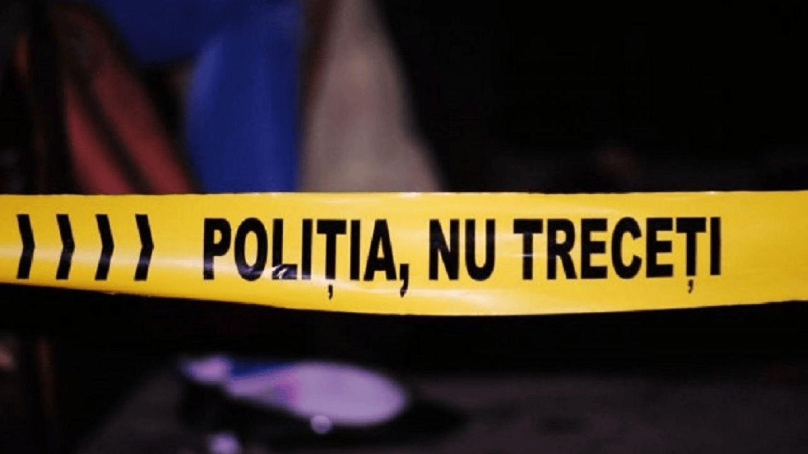 Subofițer ISU în uniformă lângă mașina de intervenție în Neamț, scena incident Neamț cu crimă înjunghiere investigată de poliție | sursa foto: Stiri pe Surse Subofițer ISU în uniformă lângă mașina de intervenție în Neamț, scena incident Neamț cu crimă înjunghiere investigată de poliție | sursa foto: Stiri pe Surse
