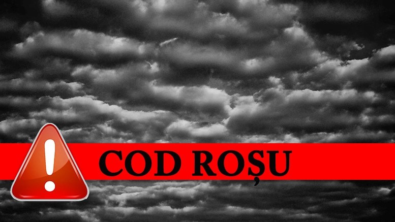 Echipă Salvamont în echipament de protecție intervine în condiții de cod roșu vânt în zone montane cu copaci doborâți și vizibilitate redusă. | sursa foto: Stiri pe Surse Echipă Salvamont în echipament de protecție intervine în condiții de cod roșu vânt în zone montane cu copaci doborâți și vizibilitate redusă. | sursa foto: Stiri pe Surse