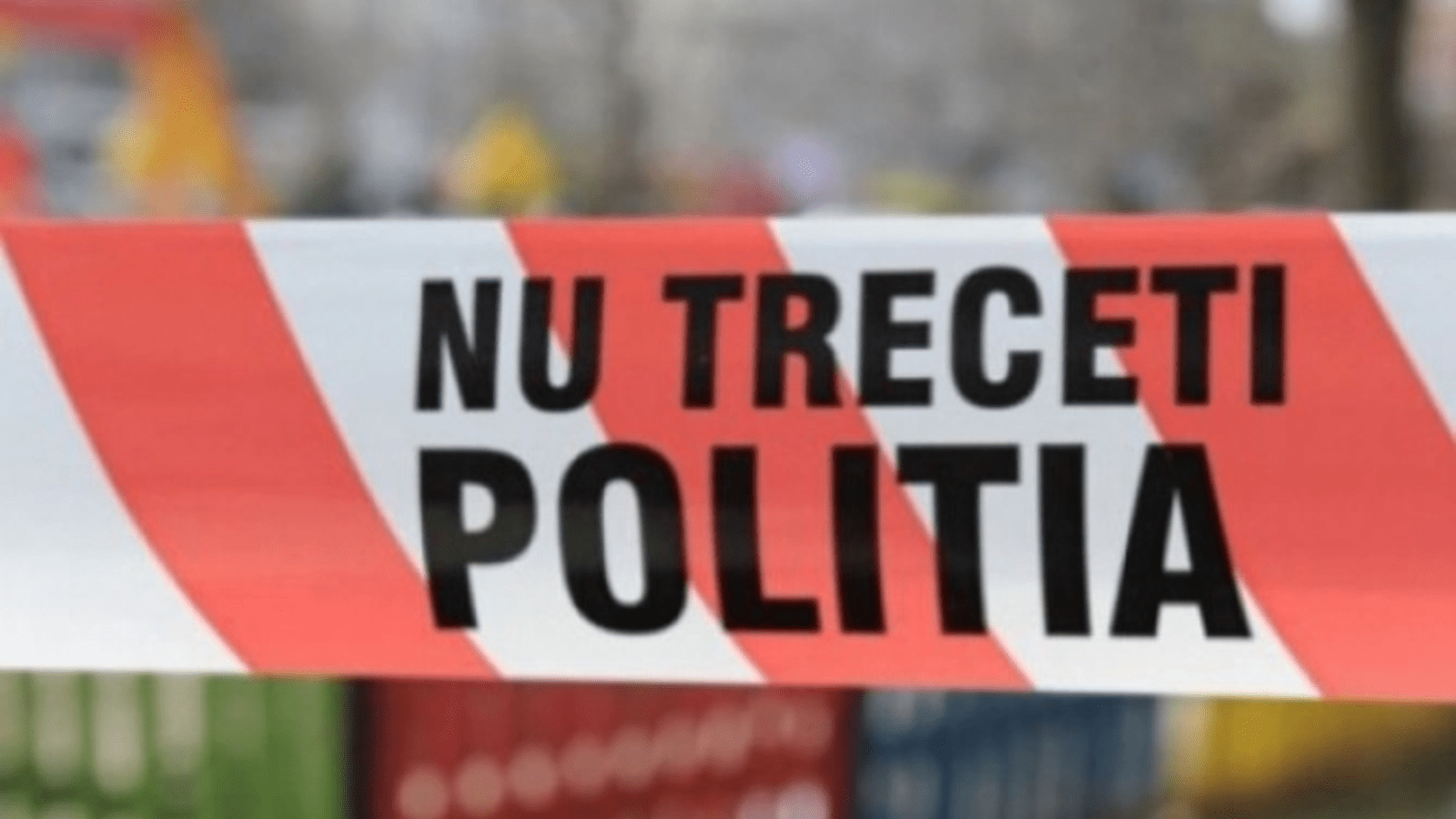 Polițiști în echipament de intervenție pătrund într-un apartament la etajul 7 pentru salvare femeie sinucidere, transport spre spital psihiatrie. | sursa foto: Stiri pe Surse Polițiști în echipament de intervenție pătrund într-un apartament la etajul 7 pentru salvare femeie sinucidere, transport spre spital psihiatrie. | sursa foto: Stiri pe Surse