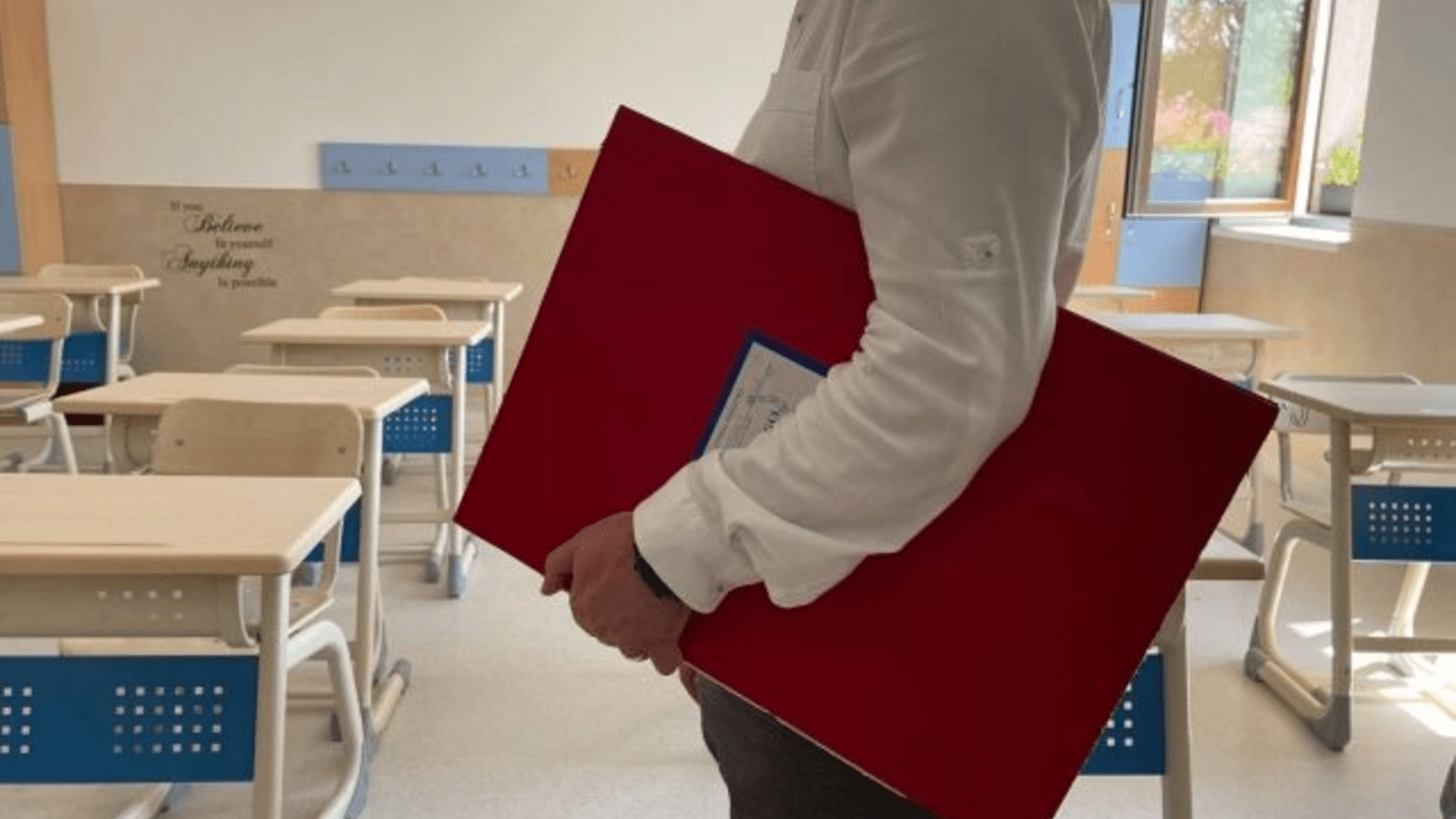 Profesori dezbat în clasă impactul standardizării notelor școlare asupra evaluării elevilor și autonomiei profesorilor în școli diverse. | sursa foto: Stiri pe Surse Profesori dezbat în clasă impactul standardizării notelor școlare asupra evaluării elevilor și autonomiei profesorilor în școli diverse. | sursa foto: Stiri pe Surse