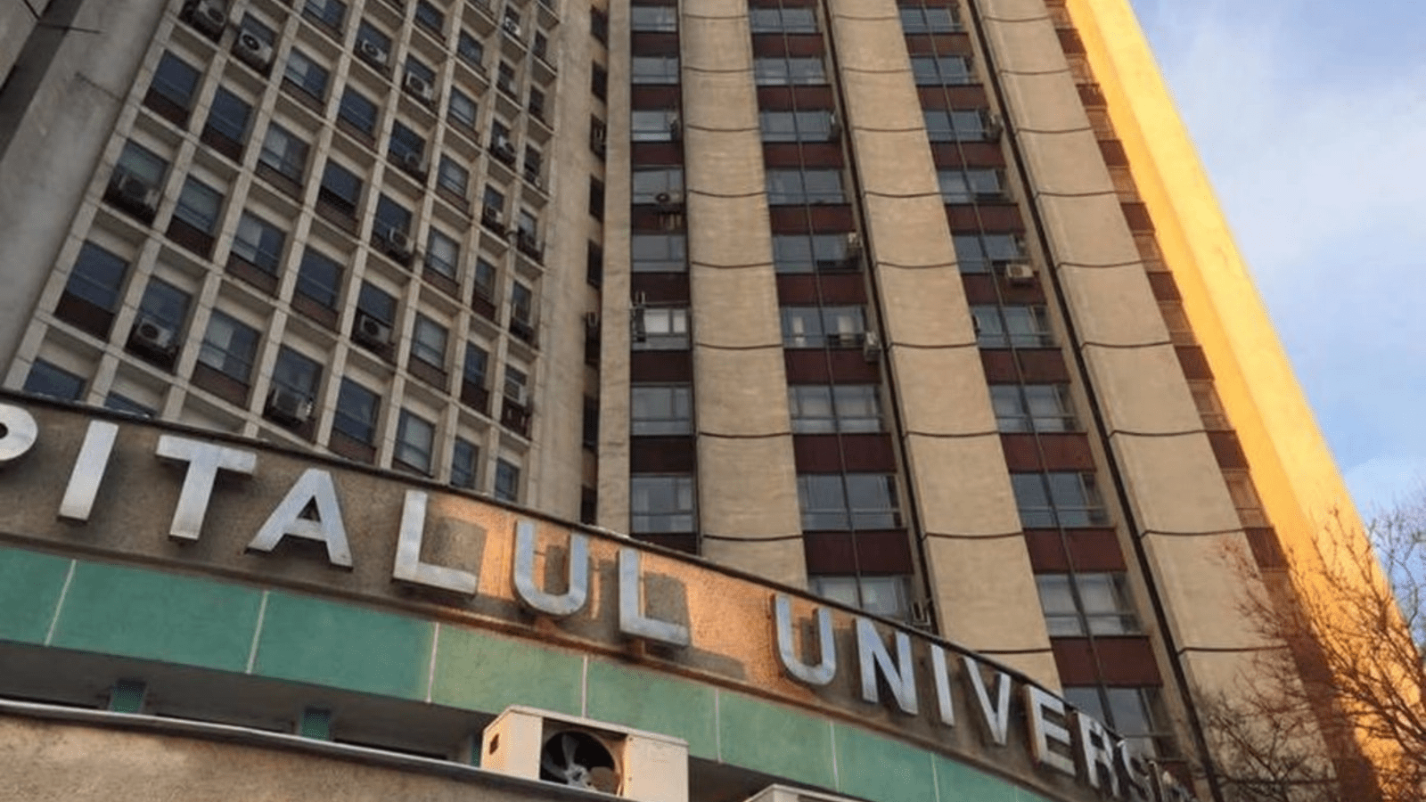 Clădirea Spitalului Universitar București, locul tragediei medicale după sinuciderea medicului rezident de 28 de ani care s-a aruncat de la etaj. | sursa foto: Stiri pe Surse Clădirea Spitalului Universitar București, locul tragediei medicale după sinuciderea medicului rezident de 28 de ani care s-a aruncat de la etaj. | sursa foto: Stiri pe Surse