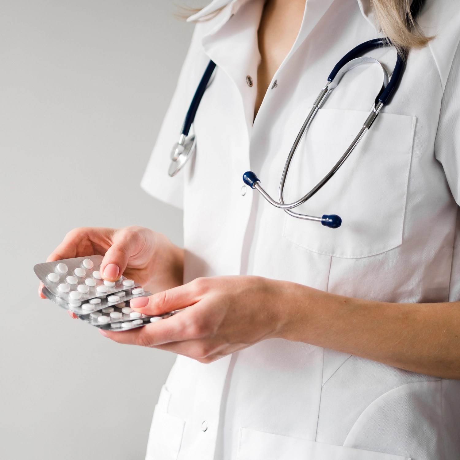 Fiica și asistenta medicală discutând într-un birou, planificând omor premeditat pentru moștenire în dosar penal. | sursa foto: Stiri pe Surse Fiica și asistenta medicală discutând într-un birou, planificând omor premeditat pentru moștenire în dosar penal. | sursa foto: Stiri pe Surse