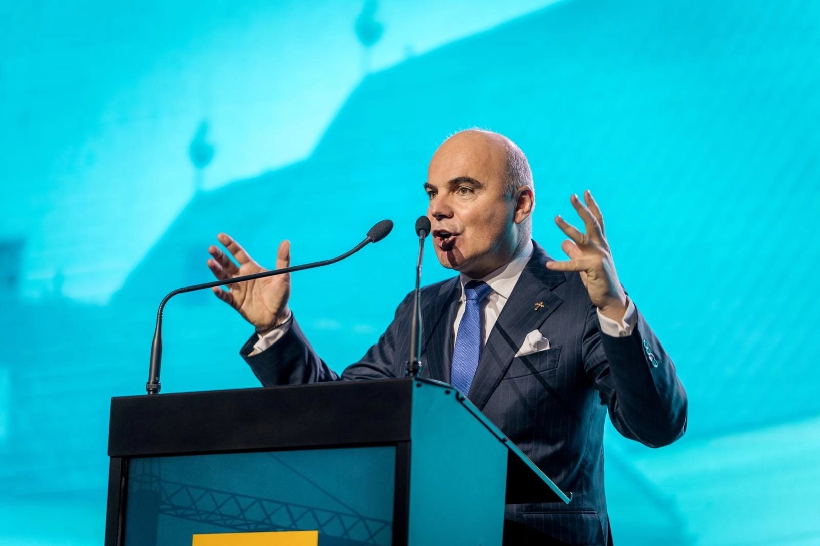 Rareș Bogdan vorbind la microfon în cadrul unei conferințe despre Uniunea Europeană și rezultatele sondajului Eurobarometru privind viitorul UE. | sursa foto: Stiri pe Surse Rareș Bogdan vorbind la microfon în cadrul unei conferințe despre Uniunea Europeană și rezultatele sondajului Eurobarometru privind viitorul UE. | sursa foto: Stiri pe Surse