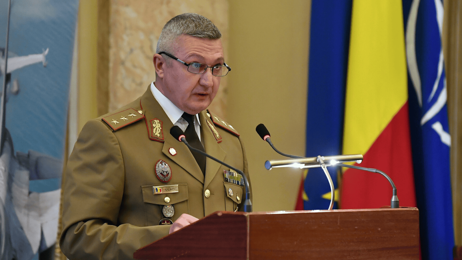Generalul Gheorghiță Vlad, șef Statul Major Apărării, părăsind sediul DNA în ancheta privind locuri bugetate facultate suplimentate ilegal. | sursa foto: Stiri pe Surse Generalul Gheorghiță Vlad, șef Statul Major Apărării, părăsind sediul DNA în ancheta privind locuri bugetate facultate suplimentate ilegal. | sursa foto: Stiri pe Surse