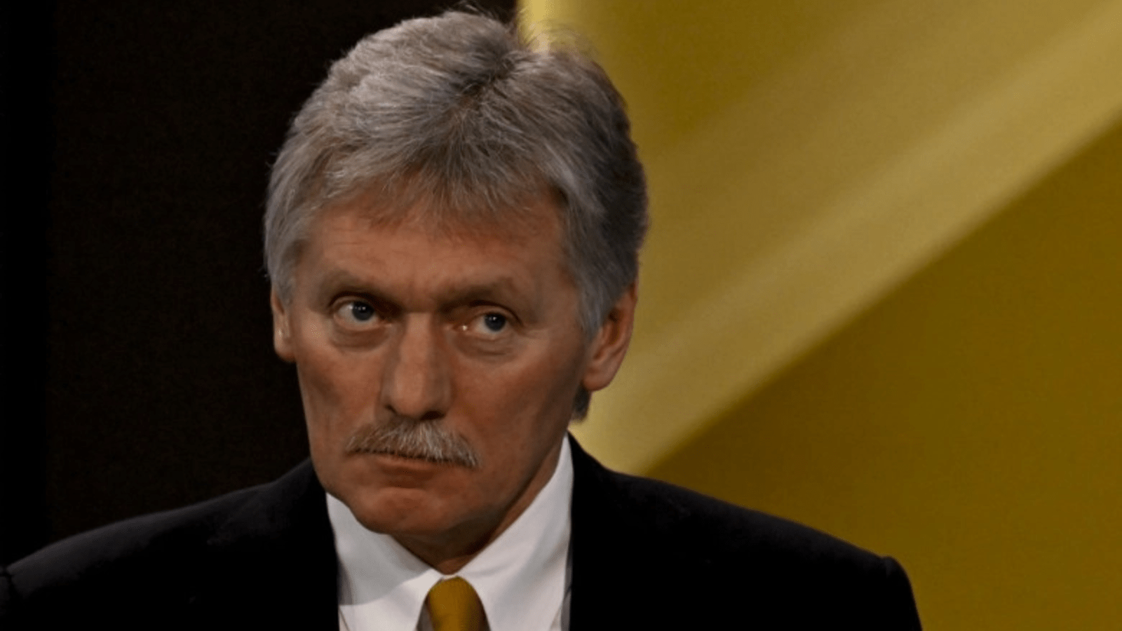 Dmitri Peskov vorbind la o conferință de presă despre Al Treilea Război Mondial, escaladare conflict și arsenal nuclear al Rusiei. | sursa foto: Stiri pe Surse Dmitri Peskov vorbind la o conferință de presă despre Al Treilea Război Mondial, escaladare conflict și arsenal nuclear al Rusiei. | sursa foto: Stiri pe Surse