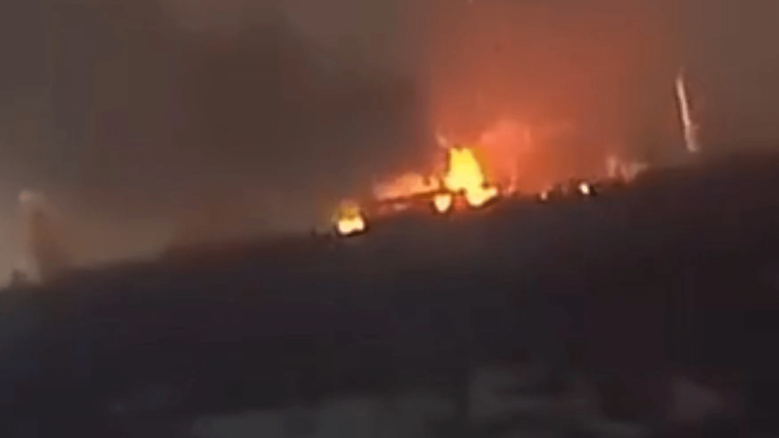 Flăcări și fum dens ridicându-se deasupra unui depozit Lukoil în regiunea Stavropol, urmare a atacurilor infrastructură petrolieră Rusia în război Ucraina Rusia. | sursa foto: Stiri pe Surse Flăcări și fum dens ridicându-se deasupra unui depozit Lukoil în regiunea Stavropol, urmare a atacurilor infrastructură petrolieră Rusia în război Ucraina Rusia. | sursa foto: Stiri pe Surse