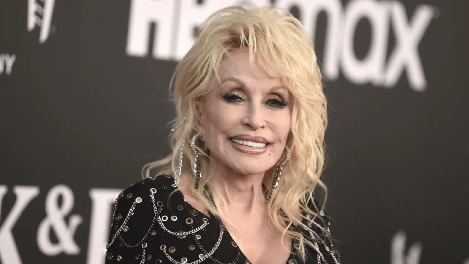 Dolly Parton zâmbind pe scenă în timpul unui concert, reflectând cariera muzicală și lupta cu cancerul | sursa foto: Stiri pe Surse Dolly Parton zâmbind pe scenă în timpul unui concert, reflectând cariera muzicală și lupta cu cancerul | sursa foto: Stiri pe Surse
