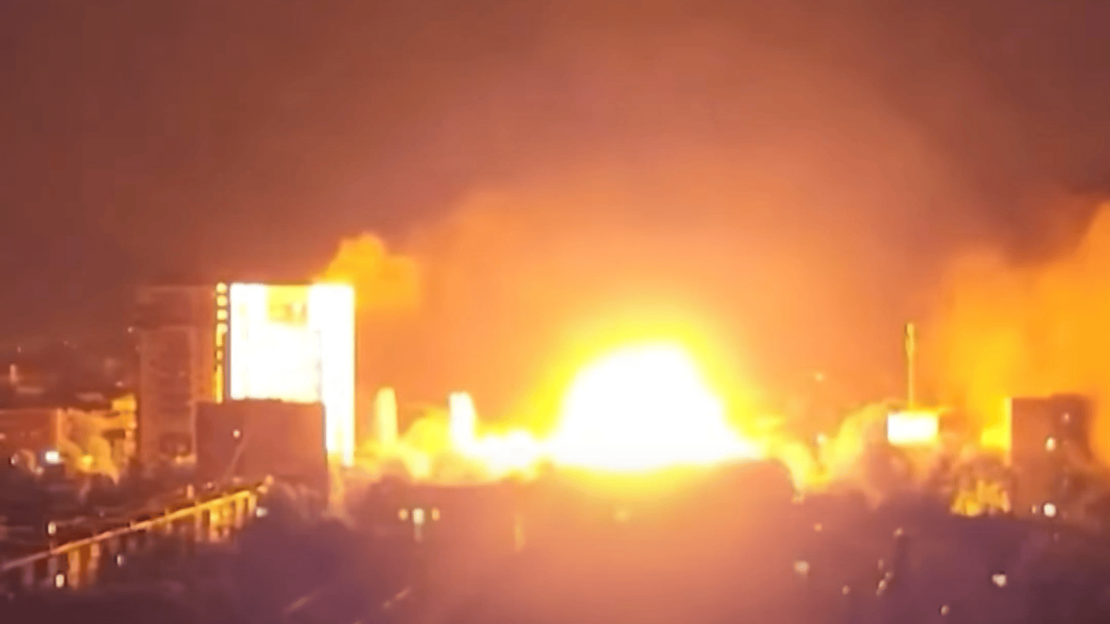 Ruinele unei case distruse în regiunea Sumî după un atac dronă Ucraina, victime civile și pagube în zona rezidențială Seredyno-Buda. | sursa foto: Stiri pe Surse Ruinele unei case distruse în regiunea Sumî după un atac dronă Ucraina, victime civile și pagube în zona rezidențială Seredyno-Buda. | sursa foto: Stiri pe Surse