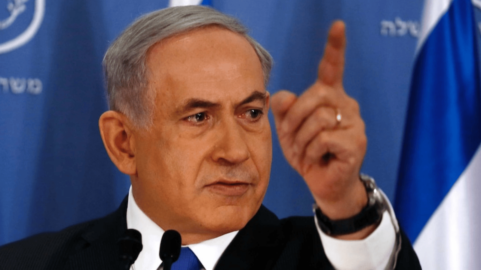 Benjamin Netanyahu vorbind în fața drapelelor Israelului, anunțând victoria în conflictul Israel-Liban împotriva Hezbollah și distrugerea tunelurilor subterane. | sursa foto: Stiri pe Surse Benjamin Netanyahu vorbind în fața drapelelor Israelului, anunțând victoria în conflictul Israel-Liban împotriva Hezbollah și distrugerea tunelurilor subterane. | sursa foto: Stiri pe Surse