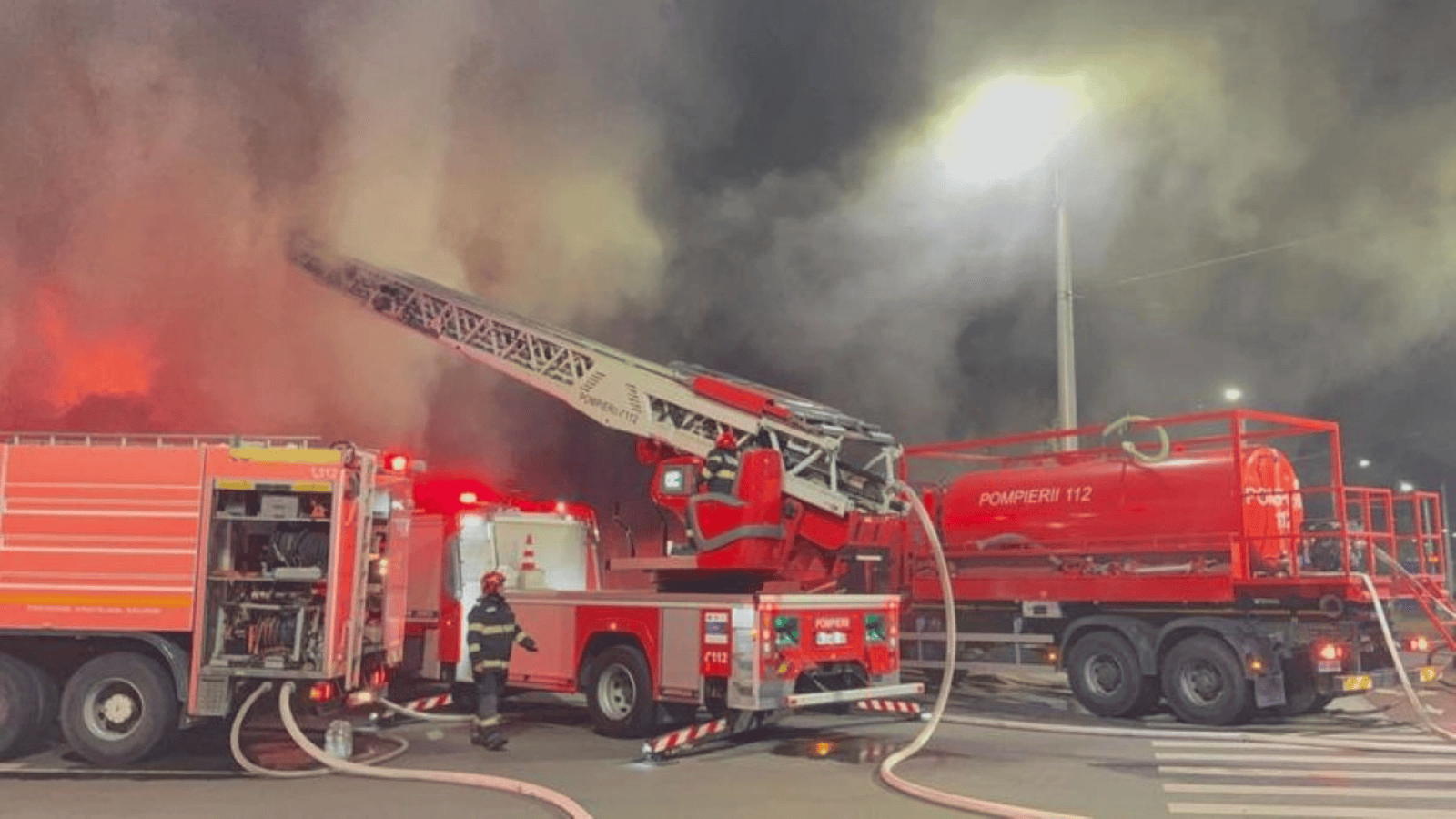 Incendiu Autobaza STB Ferentari cu intervenție pompieri și 10 autospeciale stingere în acțiune lângă hala cu flăcări și fum dens | sursa foto: Stiri pe Surse Incendiu Autobaza STB Ferentari cu intervenție pompieri și 10 autospeciale stingere în acțiune lângă hala cu flăcări și fum dens | sursa foto: Stiri pe Surse
