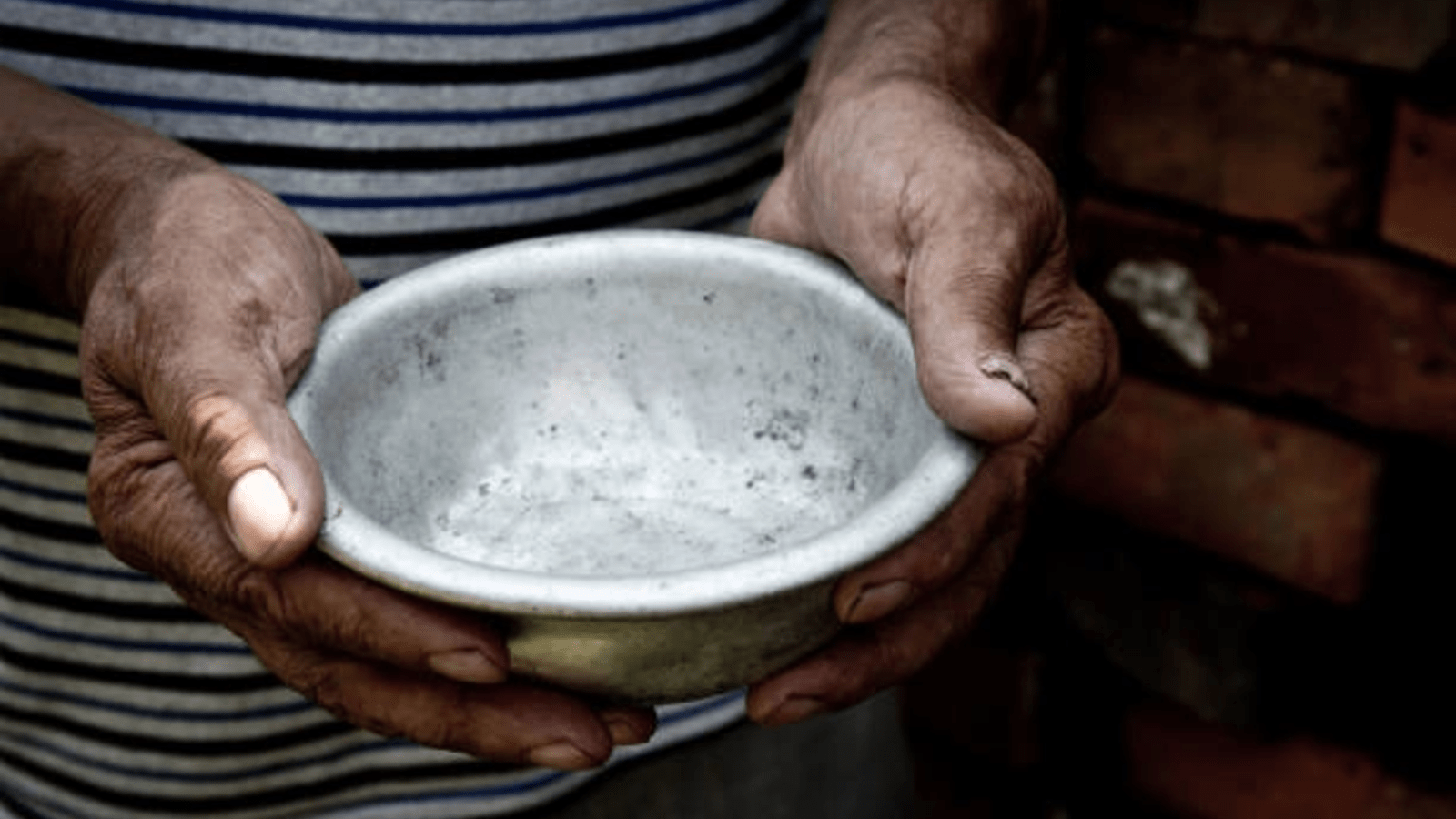 Voluntari ai Programului Alimentar Mondial distribuind alimente în tabără de refugiați afectată de criza umanitară din Orientul Mijlociu și foamete globală. | sursa foto: Stiri pe Surse Voluntari ai Programului Alimentar Mondial distribuind alimente în tabără de refugiați afectată de criza umanitară din Orientul Mijlociu și foamete globală. | sursa foto: Stiri pe Surse