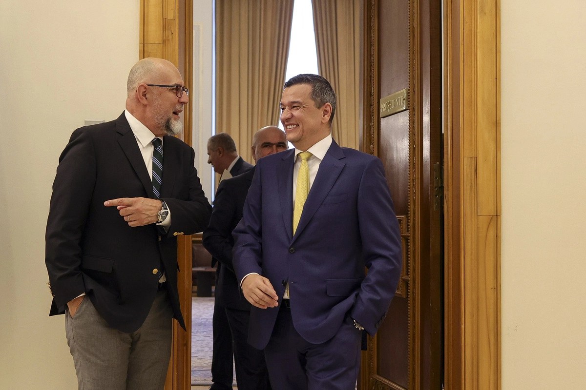Parlamentari UDMR discutând în plen despre moțiunea de cenzură PSD-AUR și poziția față de viitorul guvern Ilie Bolojan | sursa foto: Stiri pe Surse Parlamentari UDMR discutând în plen despre moțiunea de cenzură PSD-AUR și poziția față de viitorul guvern Ilie Bolojan | sursa foto: Stiri pe Surse