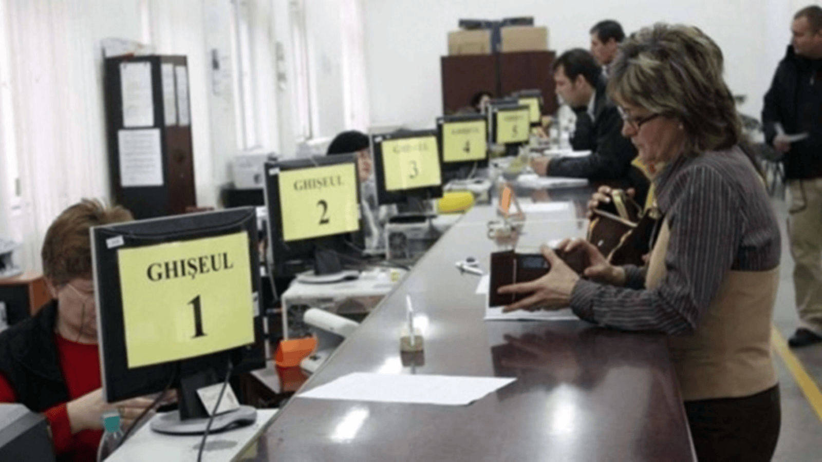 Funcționari publici într-o ședință de lucru discutând implementarea reformei administrației publice cu focus pe integritate și rotație funcții conducere. | sursa foto: Stiri pe Surse Funcționari publici într-o ședință de lucru discutând implementarea reformei administrației publice cu focus pe integritate și rotație funcții conducere. | sursa foto: Stiri pe Surse