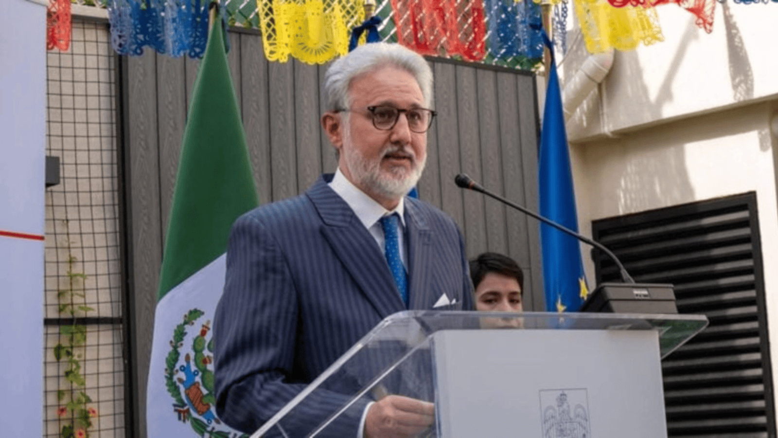 Președintele Nicușor Dan și oficiali americani discutând strategii pentru relații SUA România, securitate regională și cooperare energetică. | sursa foto: Stiri pe Surse Președintele Nicușor Dan și oficiali americani discutând strategii pentru relații SUA România, securitate regională și cooperare energetică. | sursa foto: Stiri pe Surse