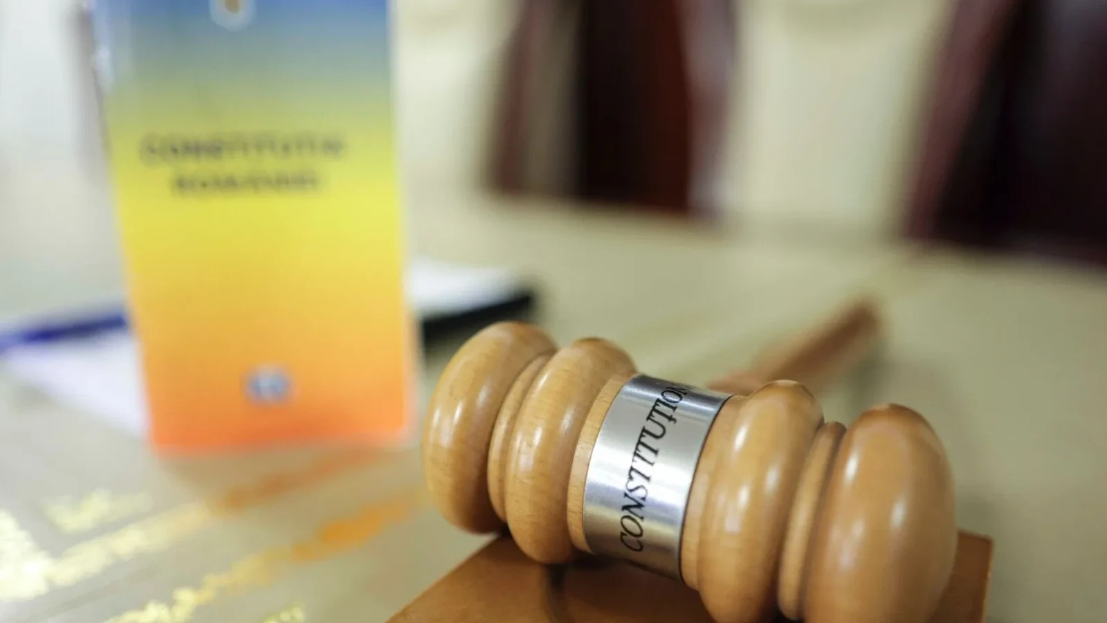 Primarul Dominic Fritz în sala de judecată discutând Legea integrității și conflictul de interese care poate duce la încetarea mandatului primar. | sursa foto: Stiri pe Surse Primarul Dominic Fritz în sala de judecată discutând Legea integrității și conflictul de interese care poate duce la încetarea mandatului primar. | sursa foto: Stiri pe Surse
