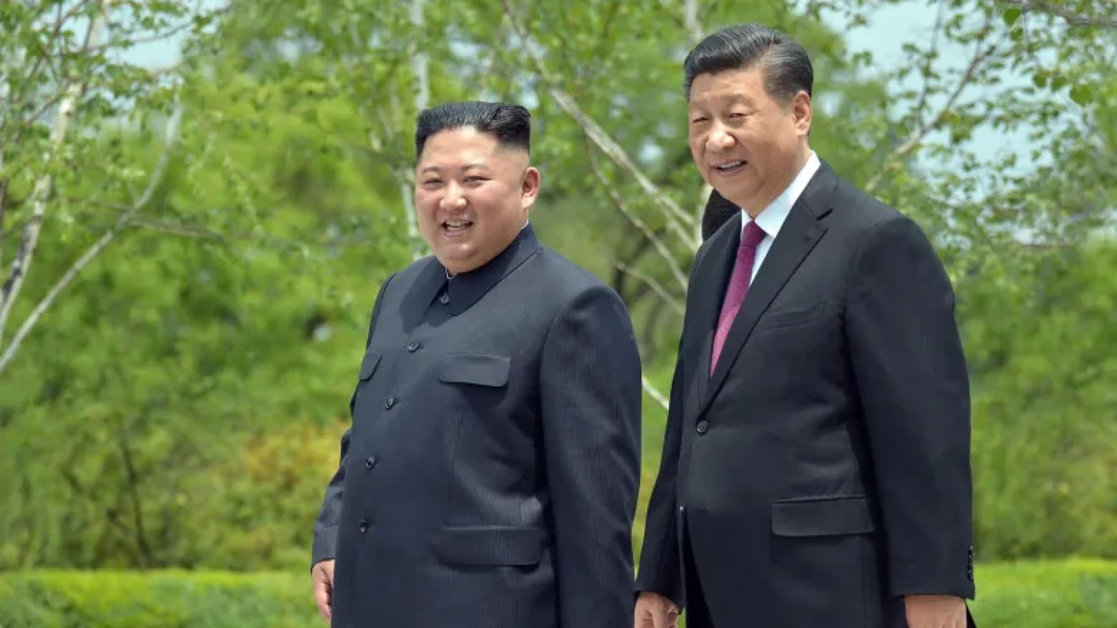 Președintele Xi Jinping și liderul Kim Jong Un schimbând saluturi la ceremonia oficială în Phenian, simbol al alianței Beijing-Phenian, cooperare bilaterală și tensiuni Peninsula Coreeană. | sursa foto: Stiri pe Surse Președintele Xi Jinping și liderul Kim Jong Un schimbând saluturi la ceremonia oficială în Phenian, simbol al alianței Beijing-Phenian, cooperare bilaterală și tensiuni Peninsula Coreeană. | sursa foto: Stiri pe Surse