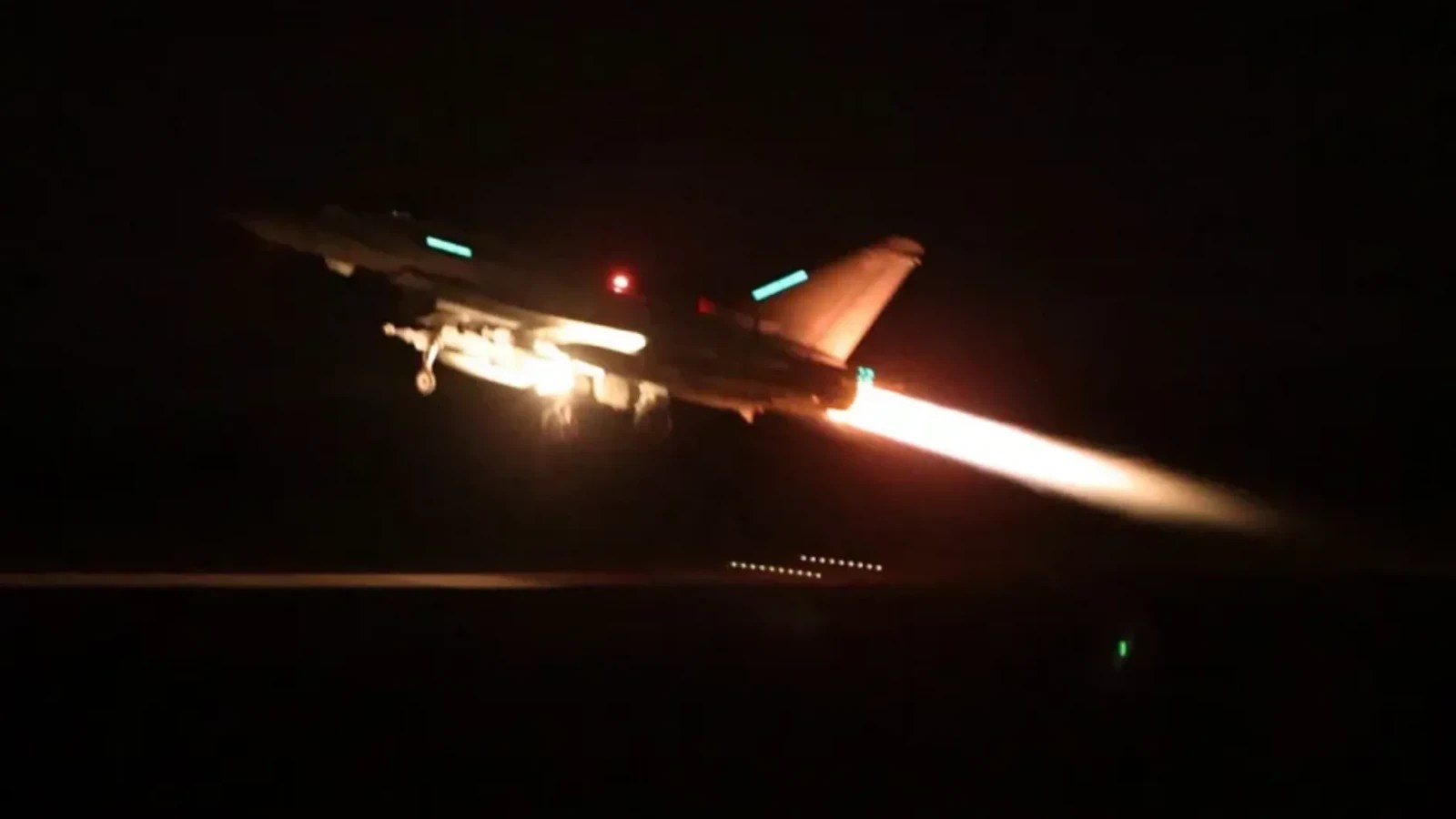Aeronavă Voyager a Royal Air Force în zbor pentru sprijin militar Arabia Saudită prin realimentare aeriană în fața atacurilor Houthi din Yemen. | sursa foto: Stiri pe Surse Aeronavă Voyager a Royal Air Force în zbor pentru sprijin militar Arabia Saudită prin realimentare aeriană în fața atacurilor Houthi din Yemen. | sursa foto: Stiri pe Surse