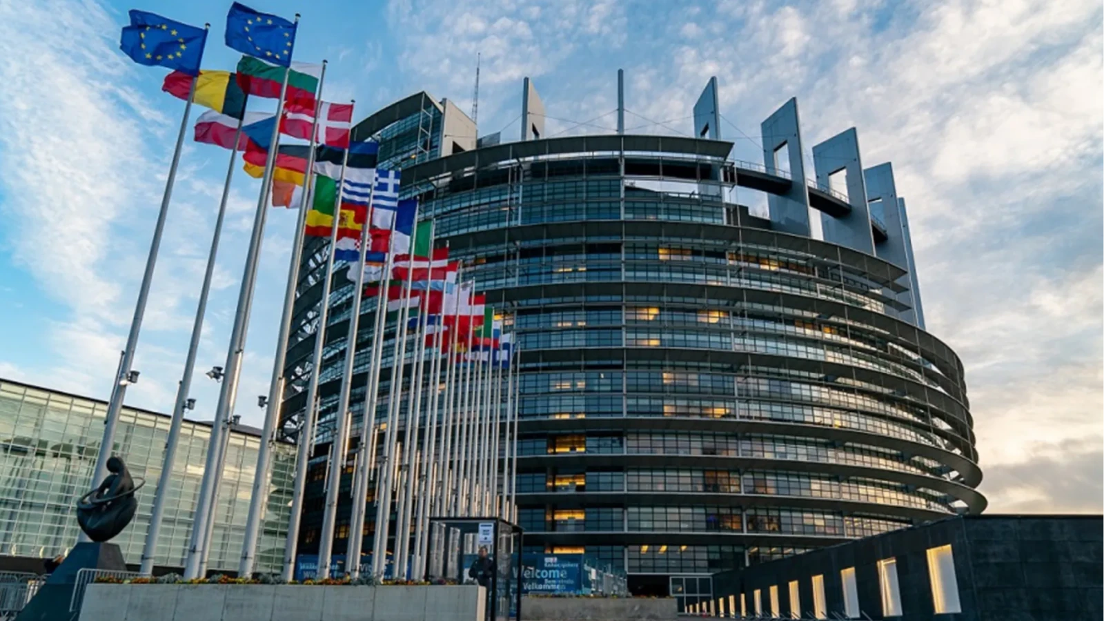 Săli de conferință din Parlamentul European cu reprezentanți discutând despre controversele legate de AllatRa și teoriile conspirație. | sursa foto: Stiri pe Surse Săli de conferință din Parlamentul European cu reprezentanți discutând despre controversele legate de AllatRa și teoriile conspirație. | sursa foto: Stiri pe Surse