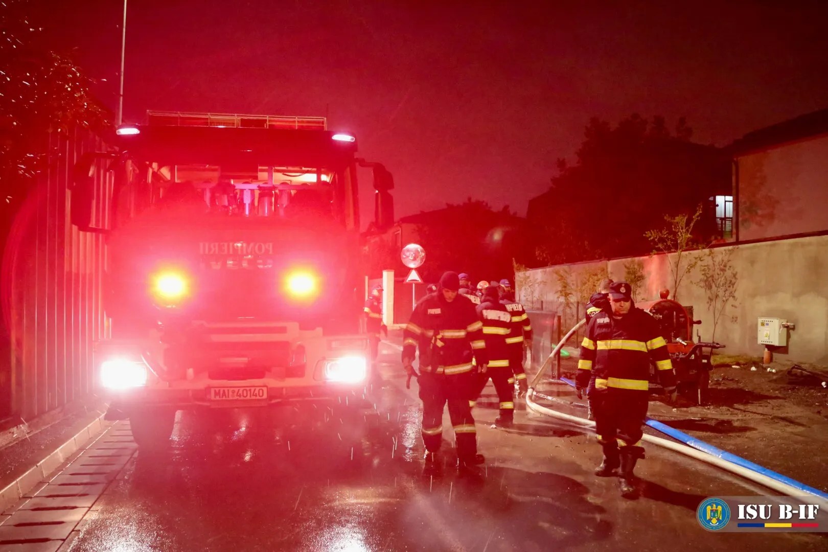 Echipaje de intervenție salvatori acționând în noapte la locuința afectată de explozie București, cu dărâmături și fum vizibil, pentru stingerea incendiului și căutarea victimelor, în așteptarea stabilirii cauze explozie. | sursa foto: Stiri pe Surse Echipaje de intervenție salvatori acționând în noapte la locuința afectată de explozie București, cu dărâmături și fum vizibil, pentru stingerea incendiului și căutarea victimelor, în așteptarea stabilirii cauze explozie. | sursa foto: Stiri pe Surse