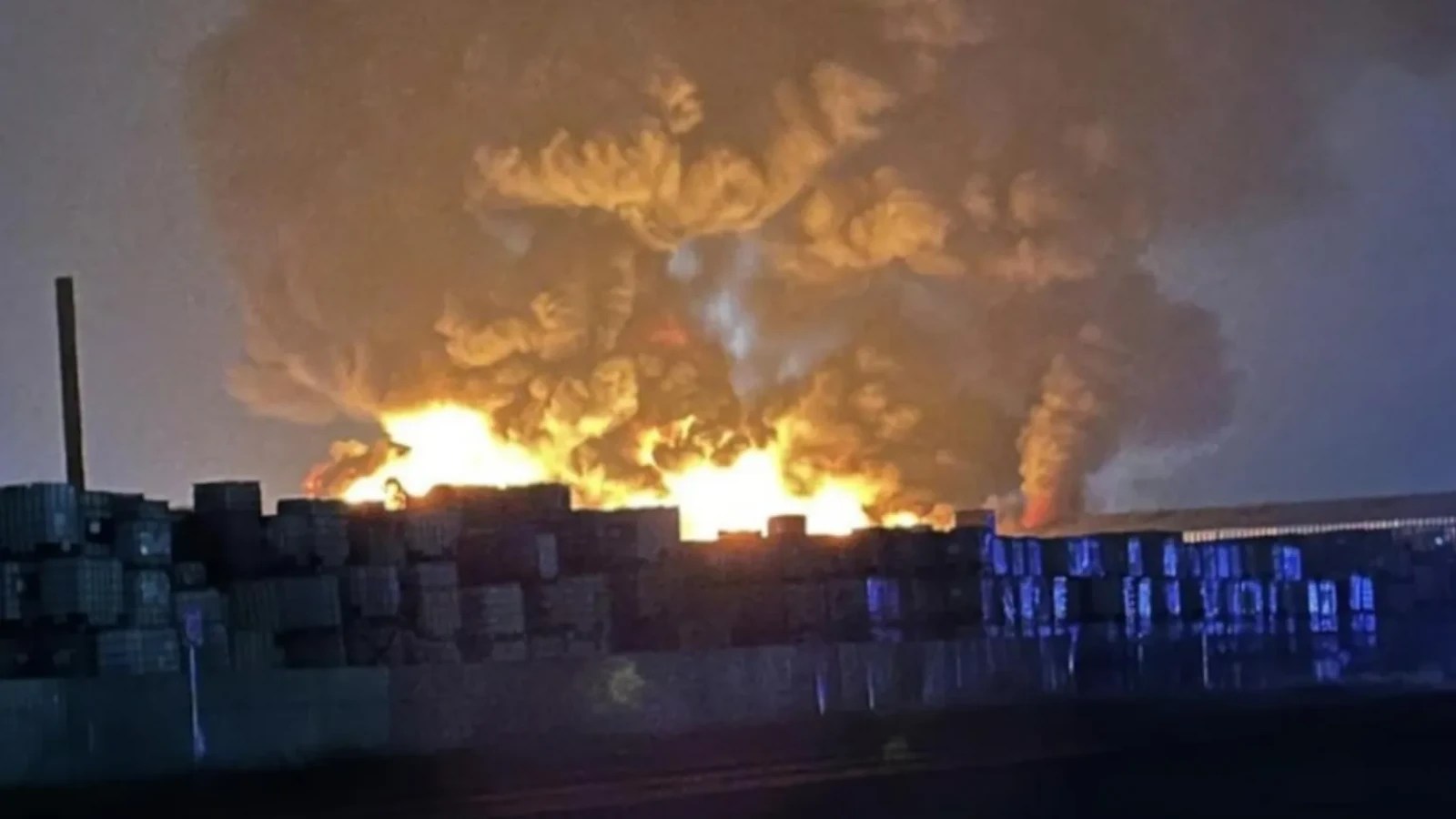 Port distrus în urma atacurilor rusești porturi ucrainene, cu infrastructură portuară avariată și nave militare distruse în Cernomorsk. | sursa foto: Stiri pe Surse Port distrus în urma atacurilor rusești porturi ucrainene, cu infrastructură portuară avariată și nave militare distruse în Cernomorsk. | sursa foto: Stiri pe Surse