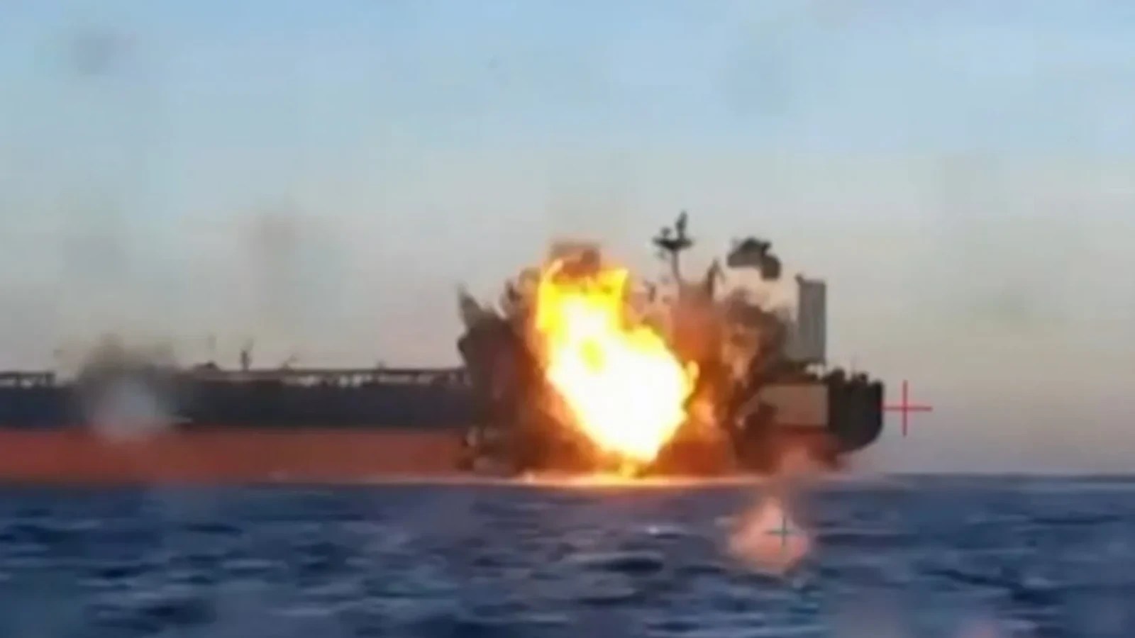 Petroliere iraniene avariate cu fum și flăcări în Strâmtoarea Ormuz după atacuri petroliere, escaladând tensiunile în Orientul Mijlociu. | sursa foto: Stiri pe Surse Petroliere iraniene avariate cu fum și flăcări în Strâmtoarea Ormuz după atacuri petroliere, escaladând tensiunile în Orientul Mijlociu. | sursa foto: Stiri pe Surse