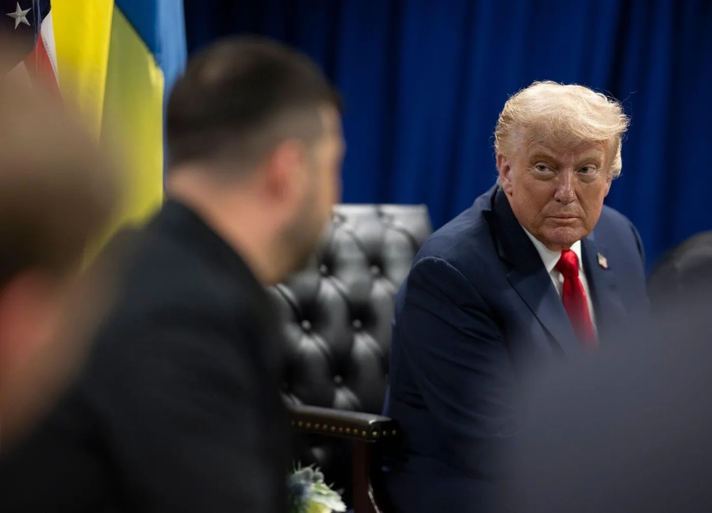 Volodimir Zelenski și Donald Trump discutând planul pace Ucraina cu garanții securitate și referendum Ucraina în Florida, 2024. | sursa foto: Stiri pe Surse Volodimir Zelenski și Donald Trump discutând planul pace Ucraina cu garanții securitate și referendum Ucraina în Florida, 2024. | sursa foto: Stiri pe Surse