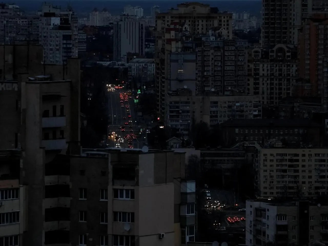 Zona estică a Kievului în beznă totală după atac cu drone rusești, cu blocuri de apartamente fără energie în gerul crâncen | sursa foto: Stiri pe Surse Zona estică a Kievului în beznă totală după atac cu drone rusești, cu blocuri de apartamente fără energie în gerul crâncen | sursa foto: Stiri pe Surse
