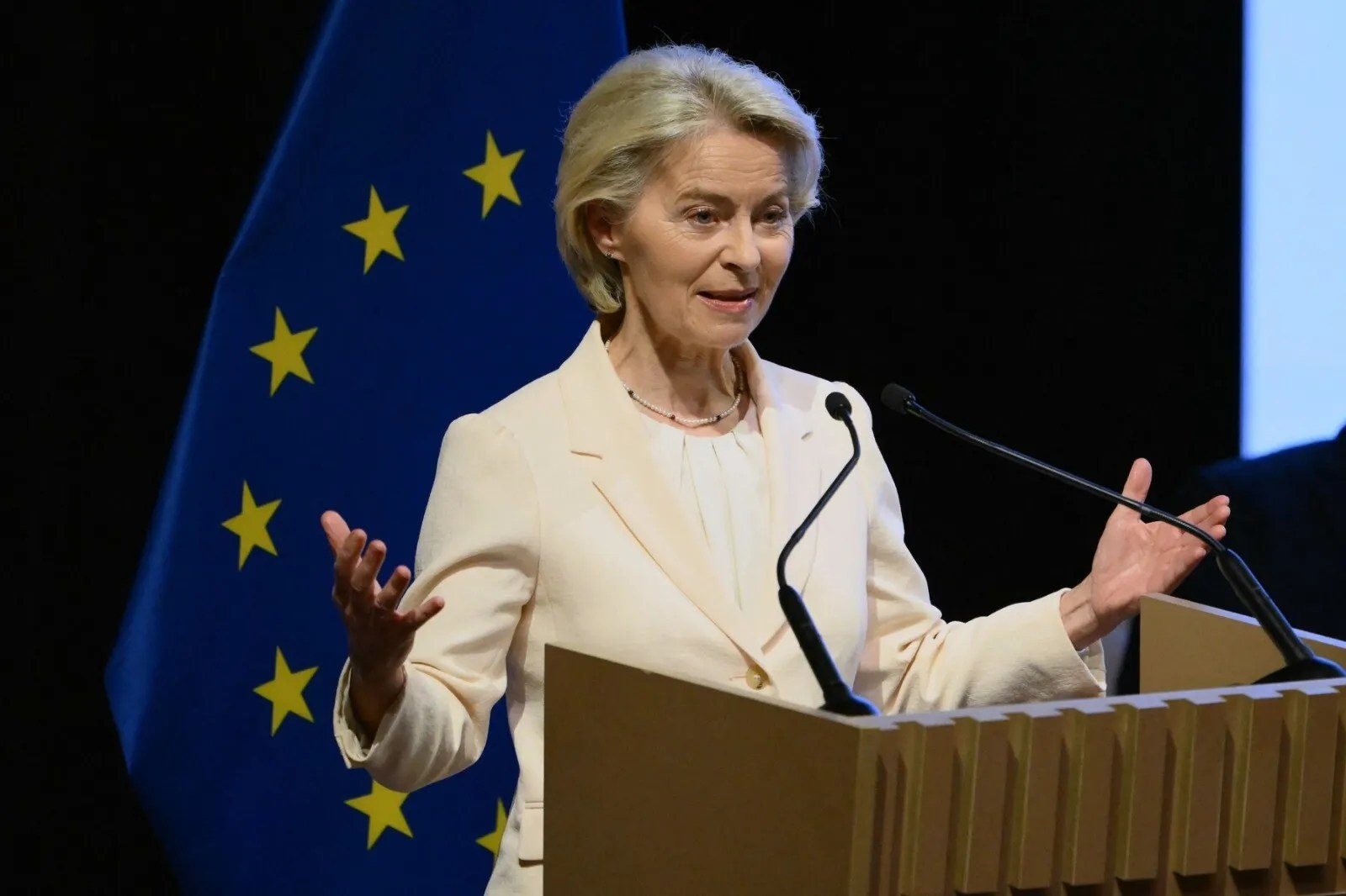 Ursula von der Leyen prezentând plan reconstrucție Ucraina și acord UE Ucraina pentru integrare piață unică europeană postbelică. | sursa foto: Stiri pe Surse Ursula von der Leyen prezentând plan reconstrucție Ucraina și acord UE Ucraina pentru integrare piață unică europeană postbelică. | sursa foto: Stiri pe Surse