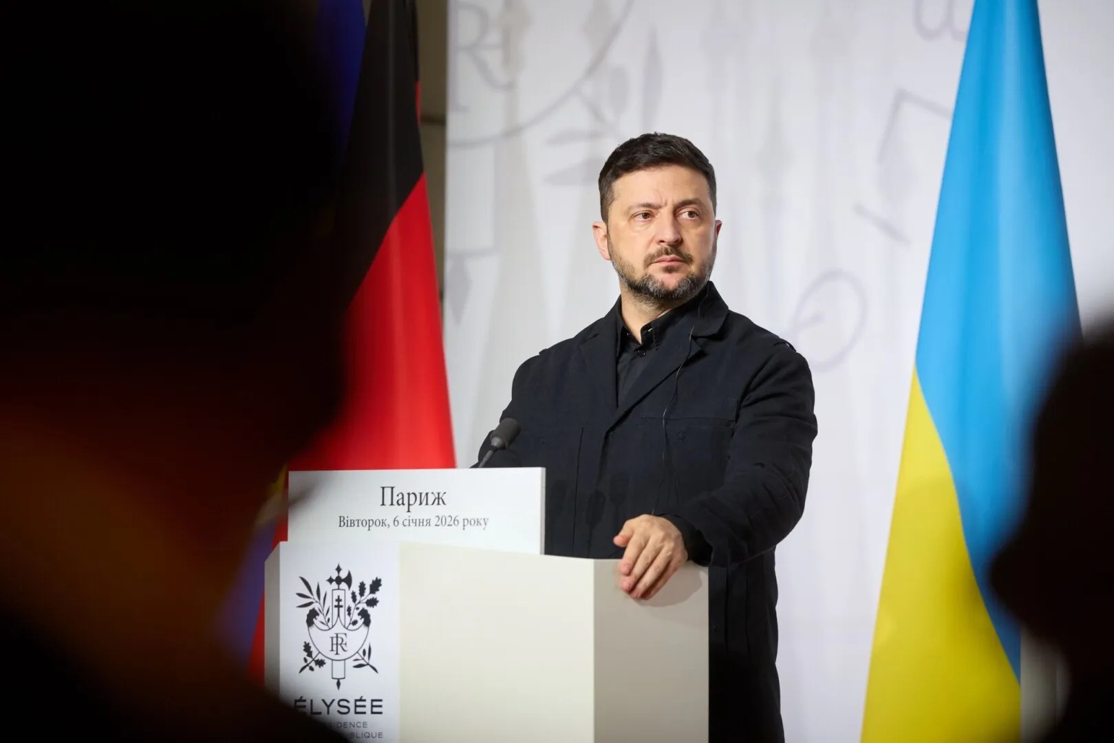 Volodimir Zelenski la conferință de presă discutând blocajul negocierilor pace Ucraina și necesitatea garanțiilor securitate înainte de atac masiv Rusia. | sursa foto: Stiri pe Surse Volodimir Zelenski la conferință de presă discutând blocajul negocierilor pace Ucraina și necesitatea garanțiilor securitate înainte de atac masiv Rusia. | sursa foto: Stiri pe Surse