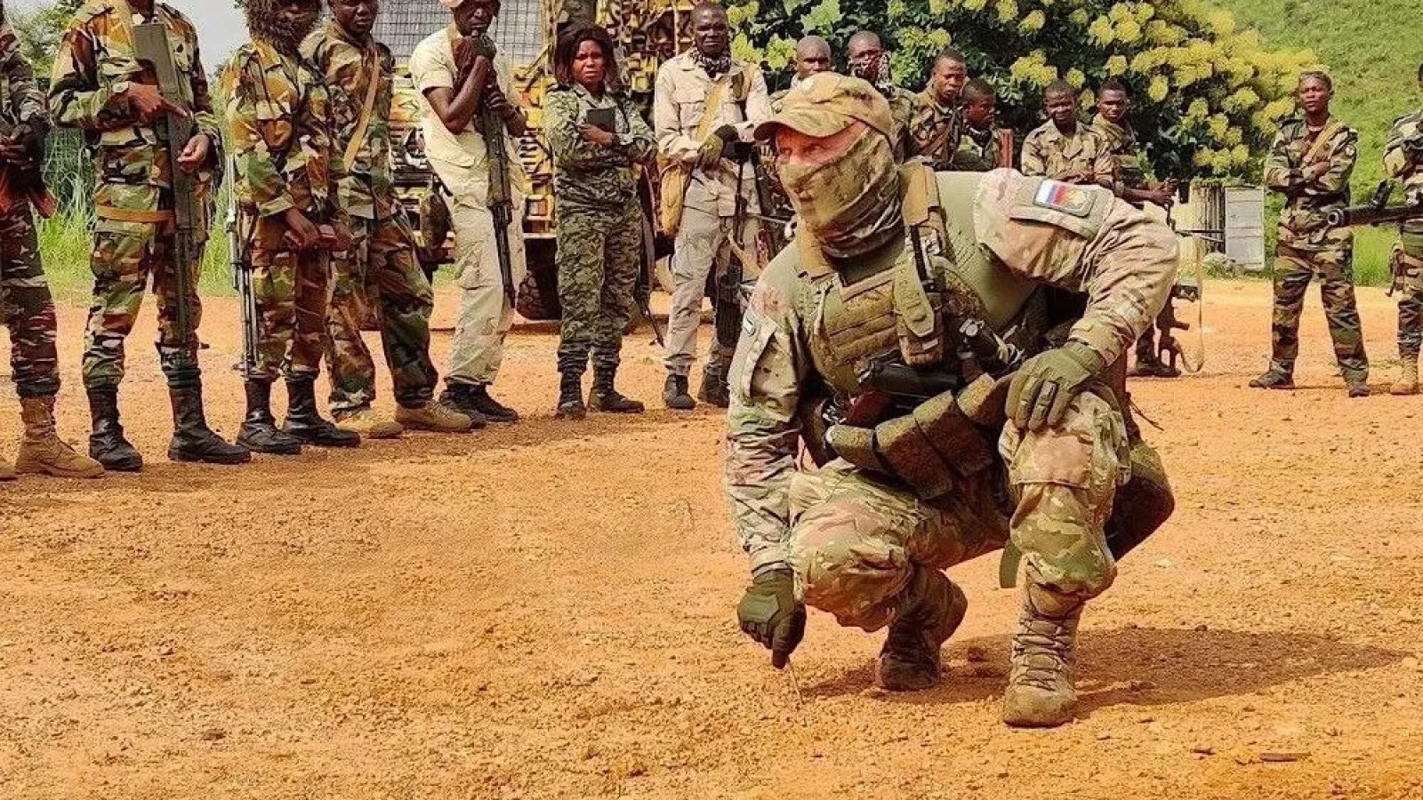 Coloană de vehicule blindate rusești în Bamako, Mali, susținând Africa Corps în ciuda sancțiunilor Rusia și livrări militare Mali recente. | sursa foto: Stiri pe Surse Coloană de vehicule blindate rusești în Bamako, Mali, susținând Africa Corps în ciuda sancțiunilor Rusia și livrări militare Mali recente. | sursa foto: Stiri pe Surse