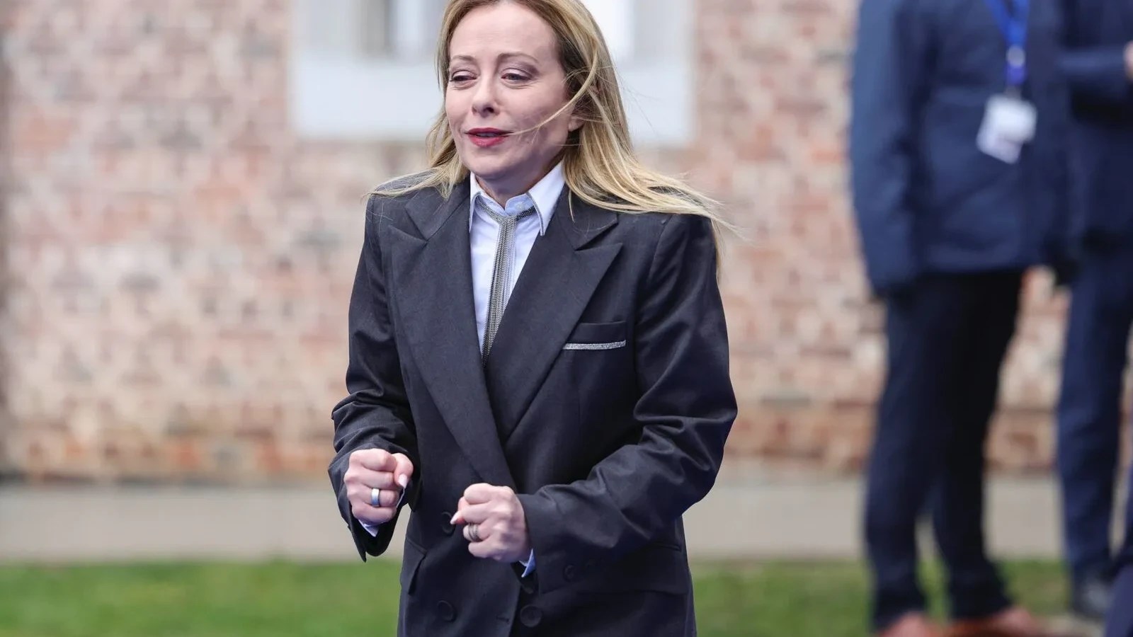 Premierul italian Giorgia Meloni vorbind în parlament despre strategia NATO, cheltuieli apărare și utilizarea dronelor în context militar actual. | sursa foto: Stiri pe Surse Premierul italian Giorgia Meloni vorbind în parlament despre strategia NATO, cheltuieli apărare și utilizarea dronelor în context militar actual. | sursa foto: Stiri pe Surse