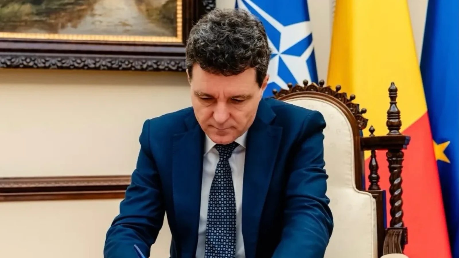 Nicușor Dan semnând decretul pentru desemnarea lui Siegfried Mureșan premier în biroul său oficial, documentul vizibil pe masă. | sursa foto: Stiri pe Surse Nicușor Dan semnând decretul pentru desemnarea lui Siegfried Mureșan premier în biroul său oficial, documentul vizibil pe masă. | sursa foto: Stiri pe Surse