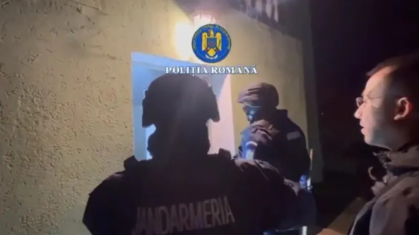 Polițiști în echipament tactil efectuând percheziții în pădure, parte din operațiunea Jupiter pentru evaziune fiscală și tăieri ilegale arbori. | sursa foto: Stiri pe Surse Polițiști în echipament tactil efectuând percheziții în pădure, parte din operațiunea Jupiter pentru evaziune fiscală și tăieri ilegale arbori. | sursa foto: Stiri pe Surse