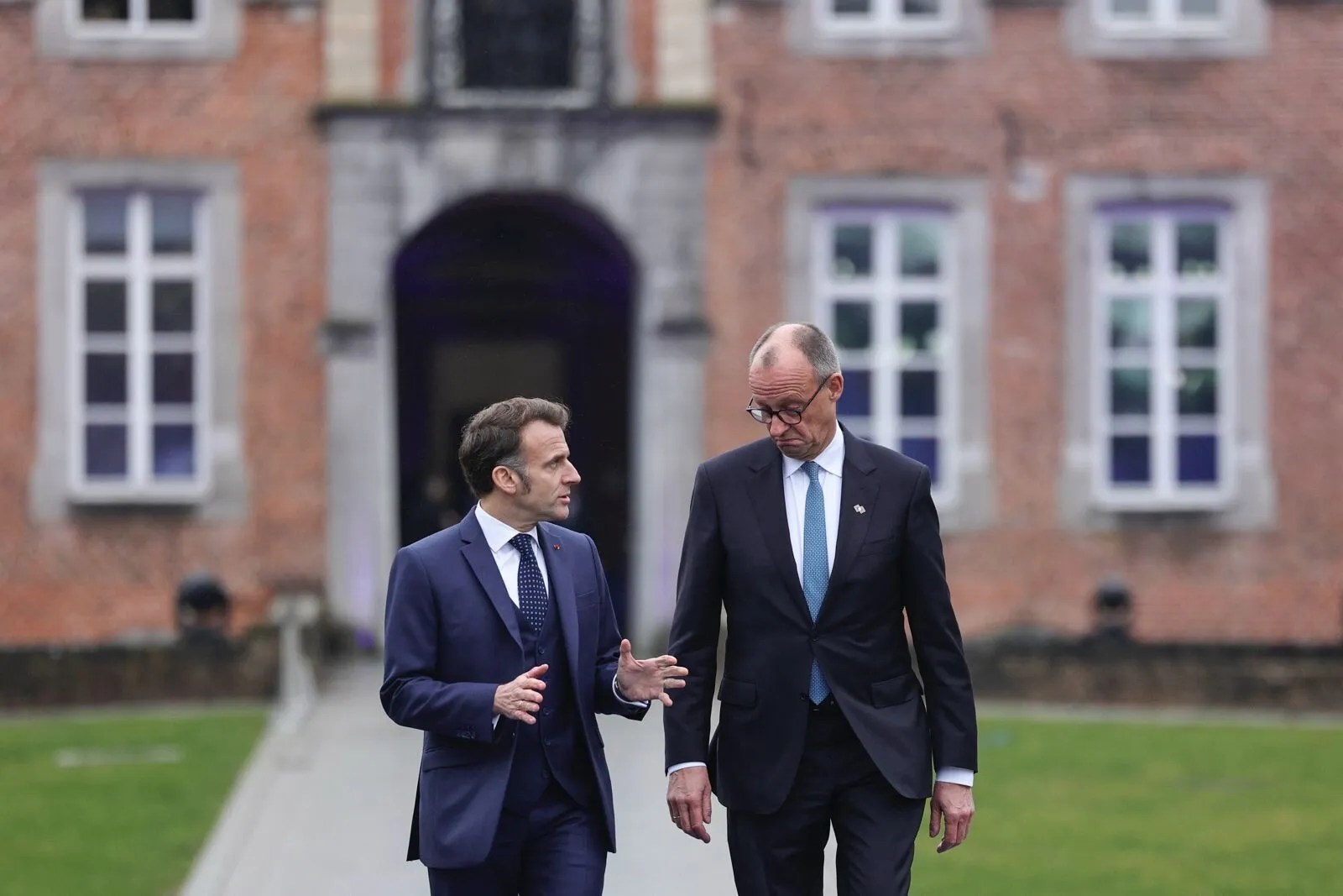 Cancelarul german Friedrich Merz și președintele francez Emmanuel Macron discutând la summitul UE despre conflict Franța Germania și proiect FCAS în negocieri politice. | sursa foto: Stiri pe Surse Cancelarul german Friedrich Merz și președintele francez Emmanuel Macron discutând la summitul UE despre conflict Franța Germania și proiect FCAS în negocieri politice. | sursa foto: Stiri pe Surse