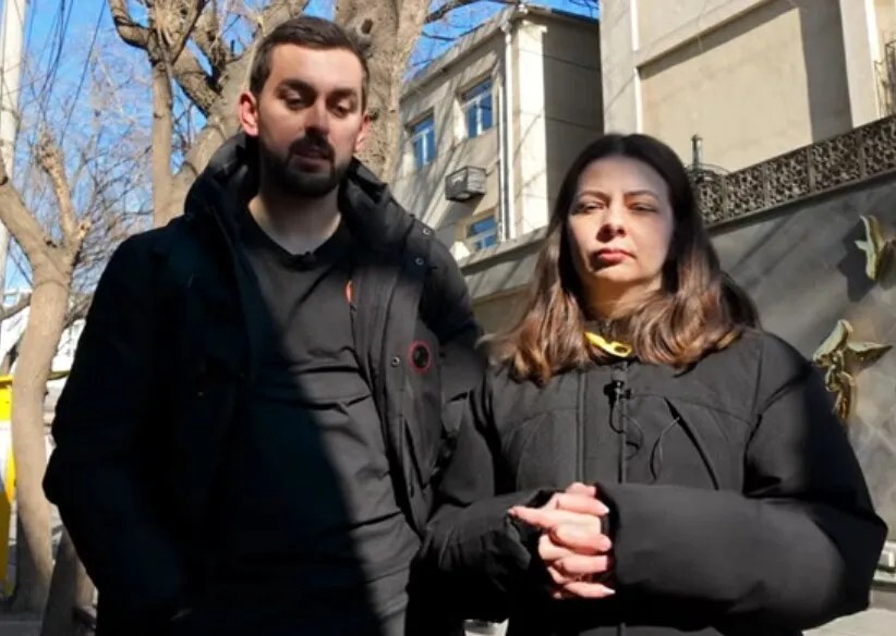Doi bărbați români în fața unui birou de control la frontieră, supuși interogatoriului dur și procesului de expulzare din Rusia cu interdicție intrare Rusia pe 50 de ani. | sursa foto: Stiri pe Surse Doi bărbați români în fața unui birou de control la frontieră, supuși interogatoriului dur și procesului de expulzare din Rusia cu interdicție intrare Rusia pe 50 de ani. | sursa foto: Stiri pe Surse