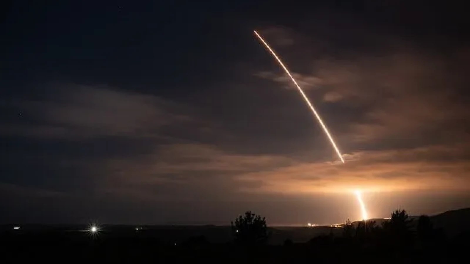 Lansare de rachete balistice Ucraina în timpul atacurilor rusești, cu sistemele interceptoare Patriot vizibile pe fundal în apărare aeriană. | sursa foto: Stiri pe Surse Lansare de rachete balistice Ucraina în timpul atacurilor rusești, cu sistemele interceptoare Patriot vizibile pe fundal în apărare aeriană. | sursa foto: Stiri pe Surse
