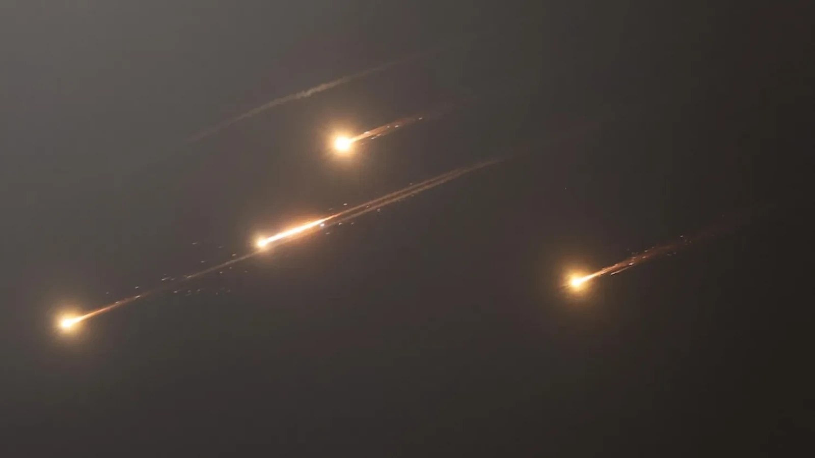Sistem de apărare antiaeriană kuweitiană în acțiune interceptând drone iraniene în timpul atacurilor Kuweit, tensiuni Iran SUA crescânde. | sursa foto: Stiri pe Surse Sistem de apărare antiaeriană kuweitiană în acțiune interceptând drone iraniene în timpul atacurilor Kuweit, tensiuni Iran SUA crescânde. | sursa foto: Stiri pe Surse