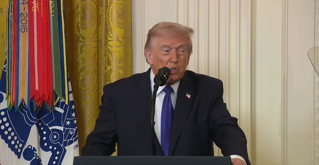 Donald Trump vorbind despre război SUA Iran și stocuri muniții, cu imagini de atacuri Israel Iran și drone în acțiune militară | sursa foto: Stiri pe Surse Donald Trump vorbind despre război SUA Iran și stocuri muniții, cu imagini de atacuri Israel Iran și drone în acțiune militară | sursa foto: Stiri pe Surse