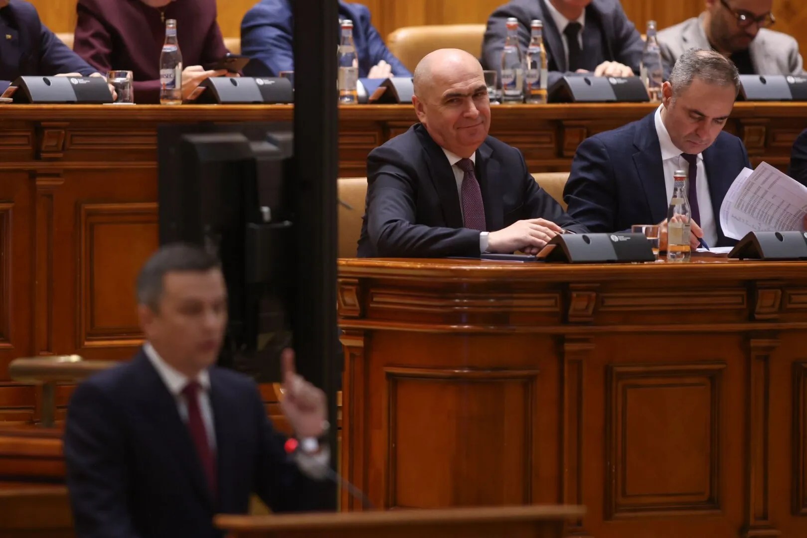 Premierul Ilie Bolojan discutând cu miniștri în cabinet, reflectând criza politică România și guvern minoritar după ieșirea PSD, cu alegeri anticipate în discuție. | sursa foto: Stiri pe Surse Premierul Ilie Bolojan discutând cu miniștri în cabinet, reflectând criza politică România și guvern minoritar după ieșirea PSD, cu alegeri anticipate în discuție. | sursa foto: Stiri pe Surse