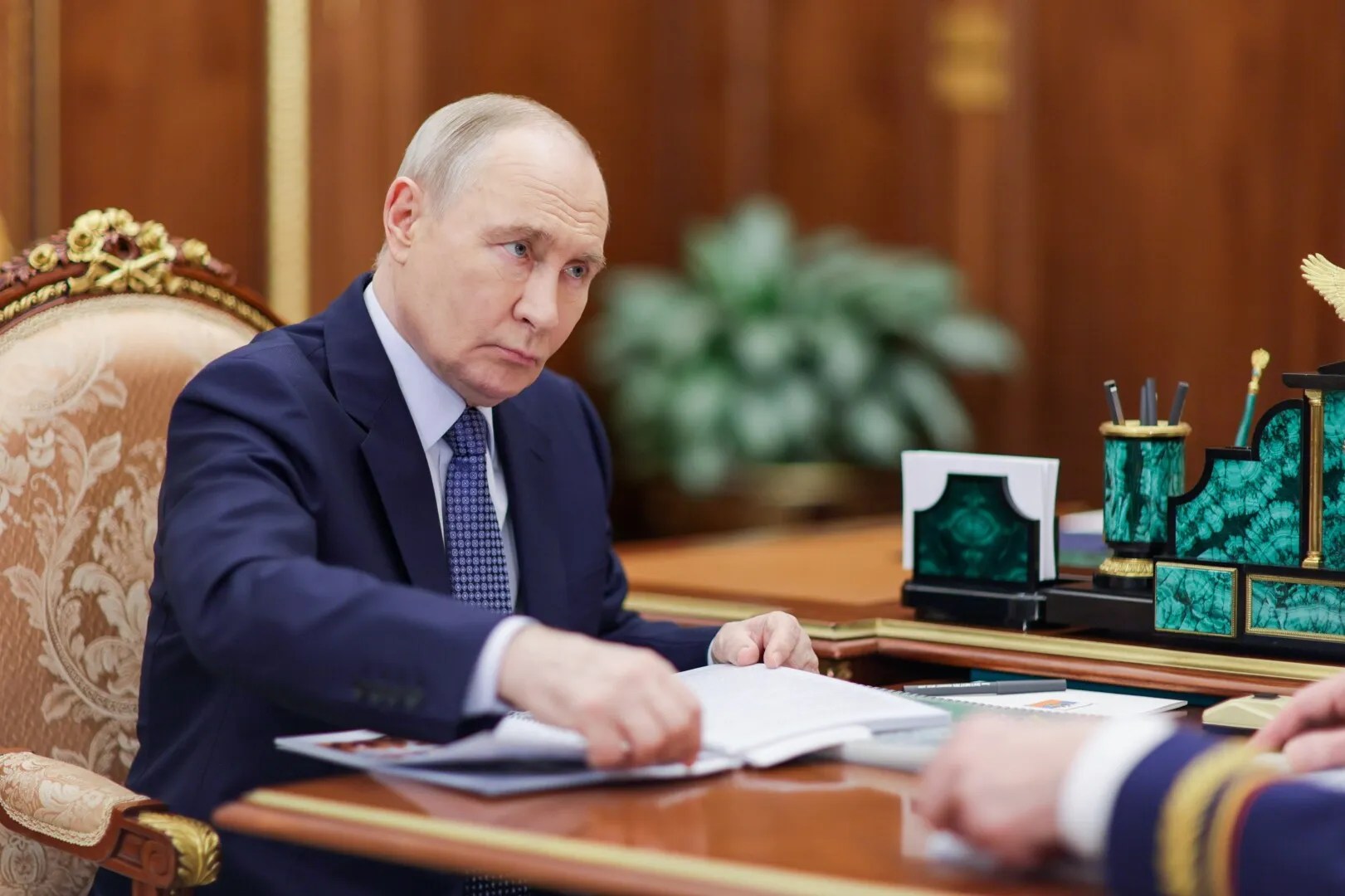 Harta digitală a Europei cu simboluri de avertizare și fluxuri de informații, ilustrând atac informațional Rusia și tensiuni UE NATO privind sprijin Ucraina. | sursa foto: Stiri pe Surse Harta digitală a Europei cu simboluri de avertizare și fluxuri de informații, ilustrând atac informațional Rusia și tensiuni UE NATO privind sprijin Ucraina. | sursa foto: Stiri pe Surse