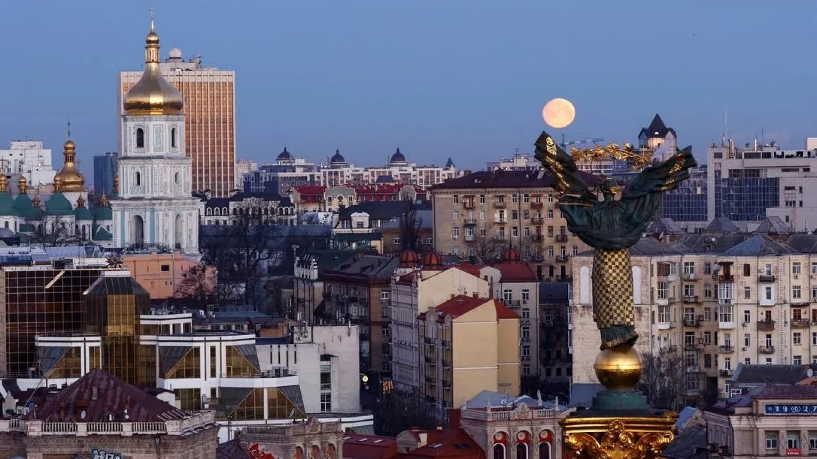 Explozie puternică în noaptea atacului Kiev cu drone rusești și rachete balistice, cu focuri antiaeriene și clădiri avariate în fundal. | sursa foto: Stiri pe Surse Explozie puternică în noaptea atacului Kiev cu drone rusești și rachete balistice, cu focuri antiaeriene și clădiri avariate în fundal. | sursa foto: Stiri pe Surse