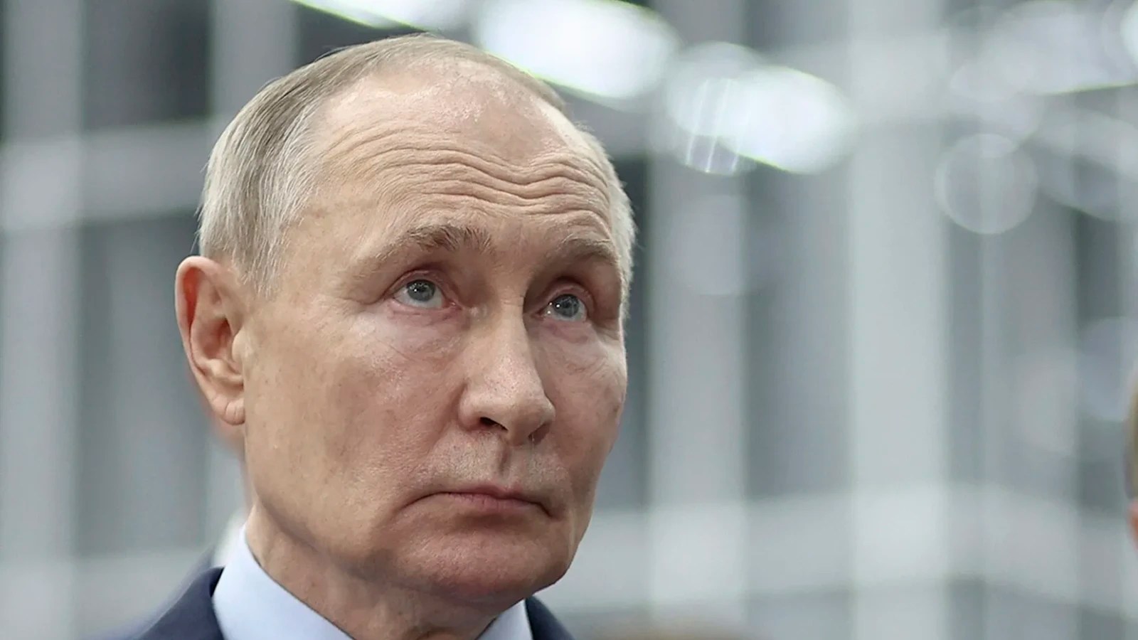 Vladimir Putin semnând legea invazie Rusia pentru protecția cetățenilor ruși, în timp ce oficiali ucraineni reacționează critic la decizie. | sursa foto: Stiri pe Surse Vladimir Putin semnând legea invazie Rusia pentru protecția cetățenilor ruși, în timp ce oficiali ucraineni reacționează critic la decizie. | sursa foto: Stiri pe Surse