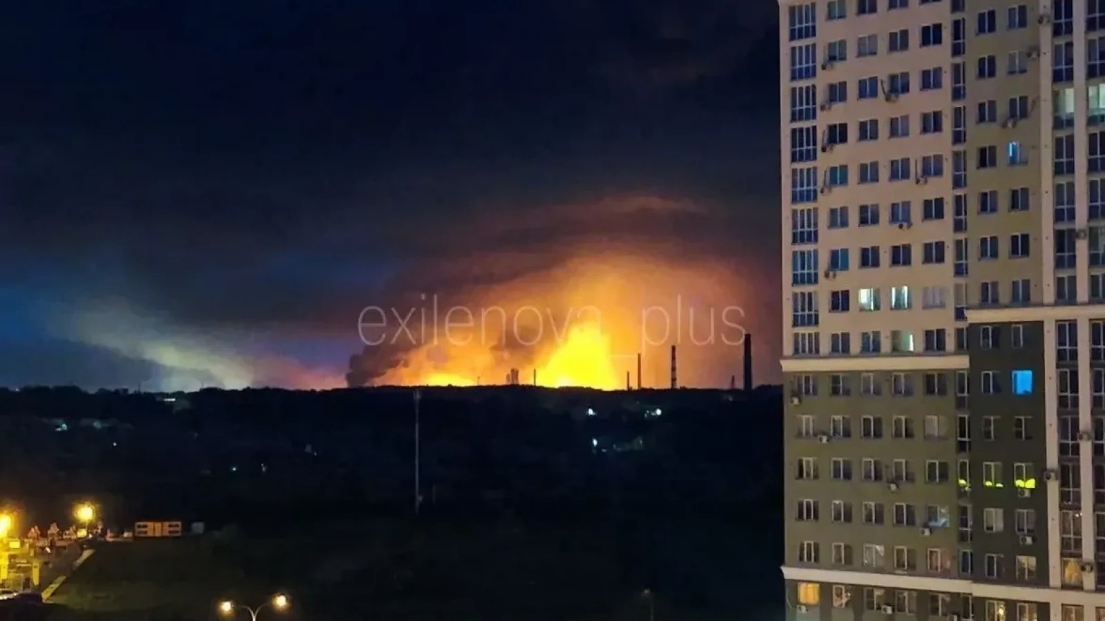 Incendii violente la rafinăria Ryazan după atac cu drone asupra infrastructurii energetice Rusia în noaptea de joi spre vineri. | sursa foto: Stiri pe Surse Incendii violente la rafinăria Ryazan după atac cu drone asupra infrastructurii energetice Rusia în noaptea de joi spre vineri. | sursa foto: Stiri pe Surse