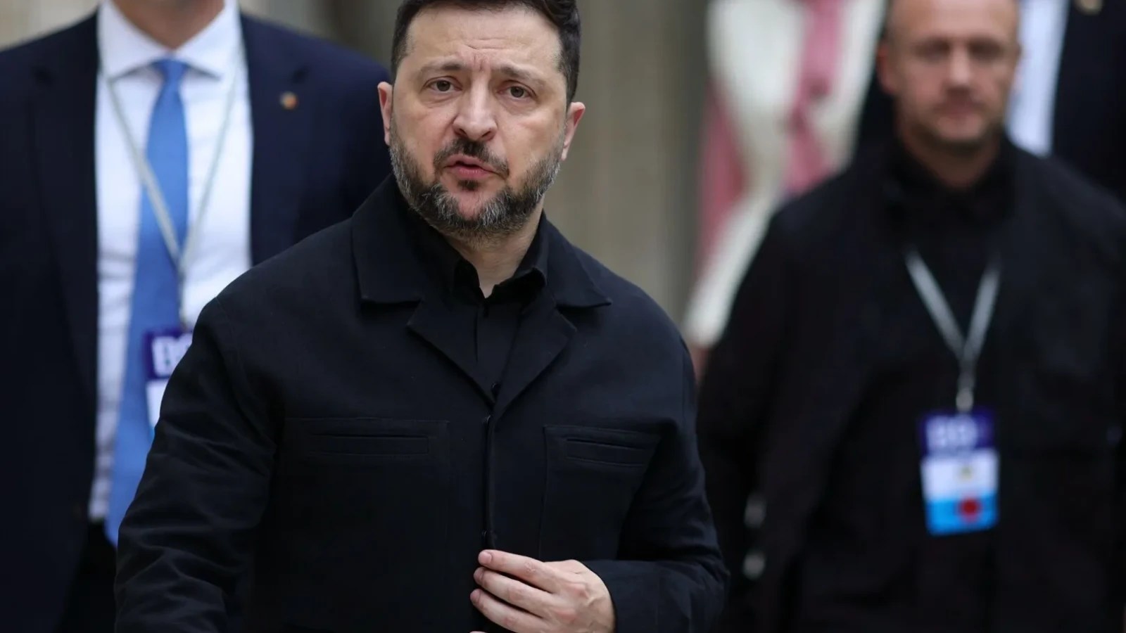 Președintele Zelenski discutând cu oficiali europeni despre cooperare militară Europa și sprijin SUA pentru sisteme anti-balistice Ucraina. | sursa foto: Stiri pe Surse Președintele Zelenski discutând cu oficiali europeni despre cooperare militară Europa și sprijin SUA pentru sisteme anti-balistice Ucraina. | sursa foto: Stiri pe Surse