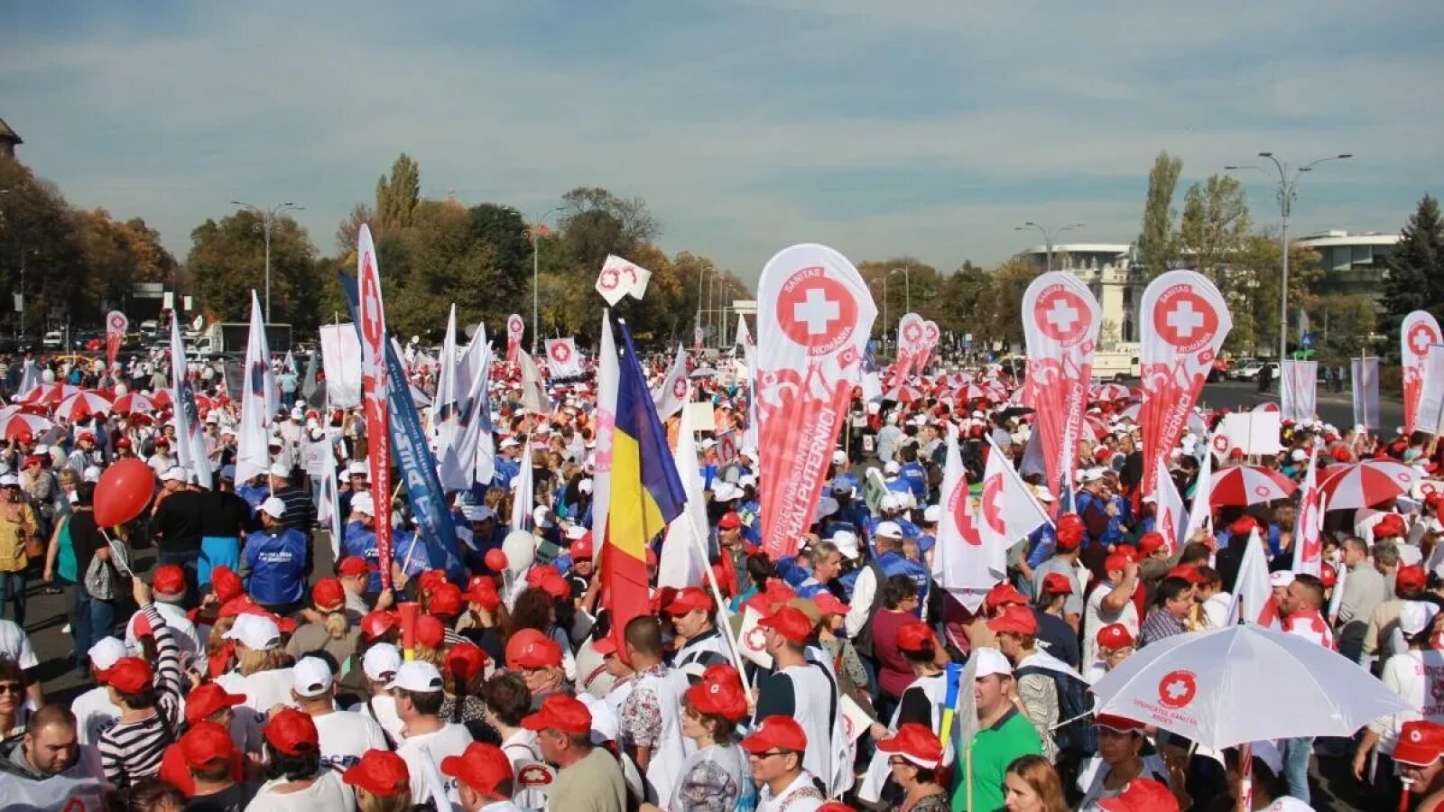 Zeci de mii de angajați din sănătate, finanțe și justiție protestează în Piața Victoriei pentru legea salarizării, semnalând pierderi salariale și revendicări sindicale. | sursa foto: Stiri pe Surse Zeci de mii de angajați din sănătate, finanțe și justiție protestează în Piața Victoriei pentru legea salarizării, semnalând pierderi salariale și revendicări sindicale. | sursa foto: Stiri pe Surse