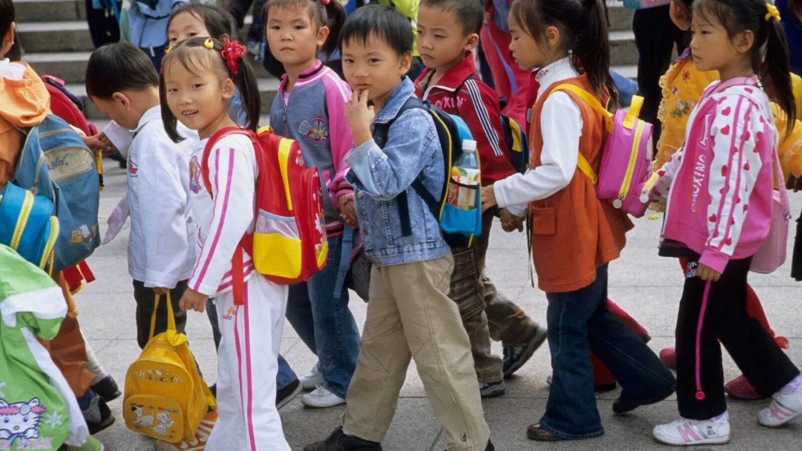 Grafic al scăderii natalității în China după politica copilului unic, evidențiind impactul costurilor creșterii copiilor asupra tendințelor demografice. | sursa foto: Stiri pe Surse Grafic al scăderii natalității în China după politica copilului unic, evidențiind impactul costurilor creșterii copiilor asupra tendințelor demografice. | sursa foto: Stiri pe Surse