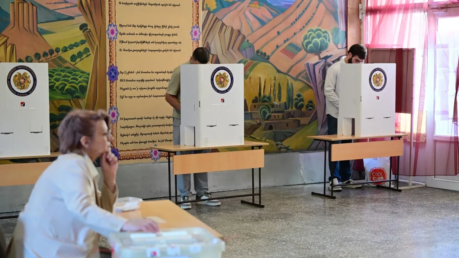 Premierul Nikol Pașinian vorbind la o conferință de presă despre alegeri Armenia și influența Rusiei în conflictul Nagorno-Karabah, cu steagul Armeniei în fundal. | sursa foto: Stiri pe Surse Premierul Nikol Pașinian vorbind la o conferință de presă despre alegeri Armenia și influența Rusiei în conflictul Nagorno-Karabah, cu steagul Armeniei în fundal. | sursa foto: Stiri pe Surse